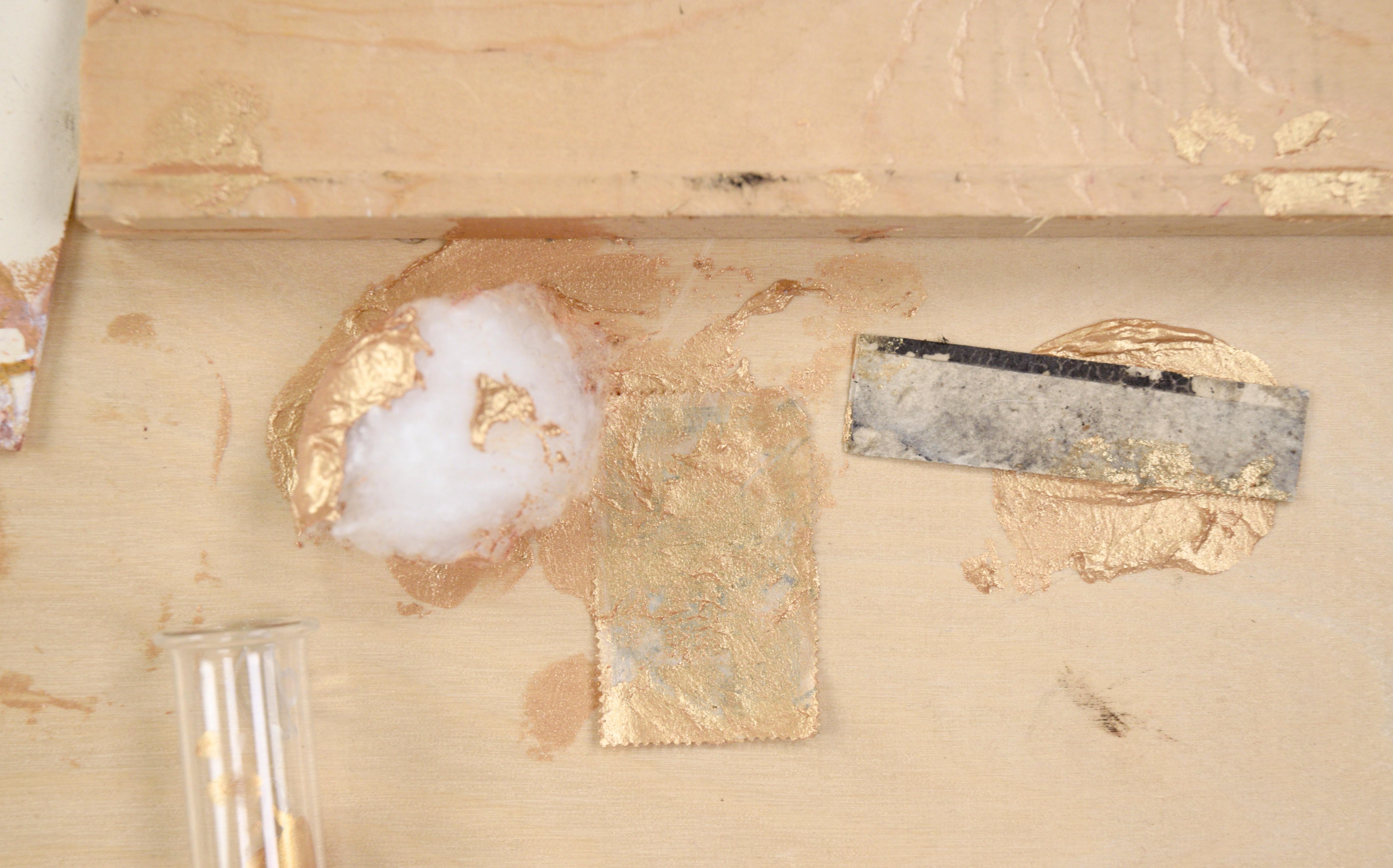 Pittura ad olio espressionista astratta con oggetti assemblati dell'artista della Bay Area Michael Pauker (americano, nato nel 1957). Spruzzi di vernice dorata vengono applicati su un pannello di legno, con alcuni pezzi di colore marrone bruciato.