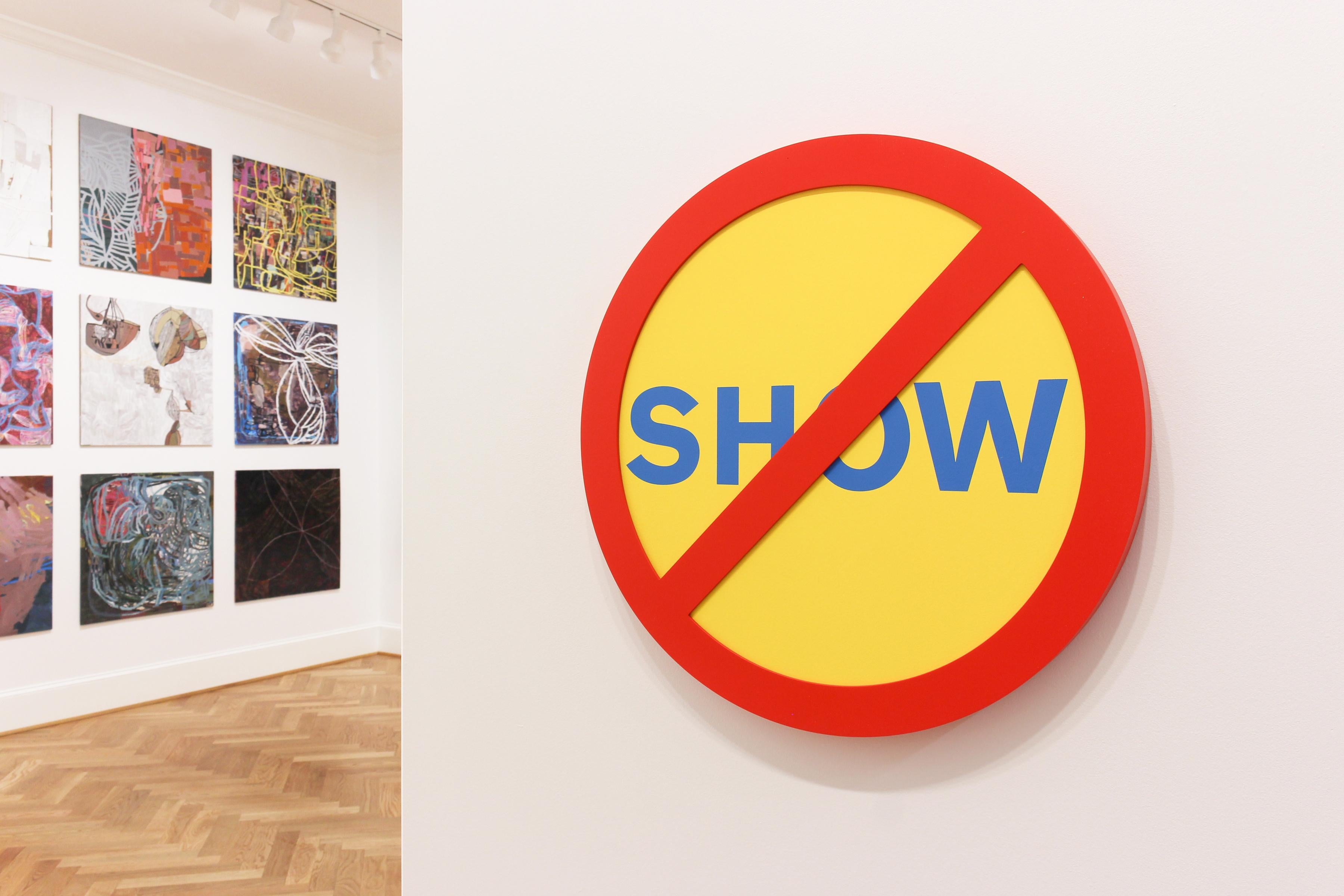« No Show (Blue on Yellow) » - art conceptuel, sculpture murale - Lawrence Weiner - Painting de Michael Porten