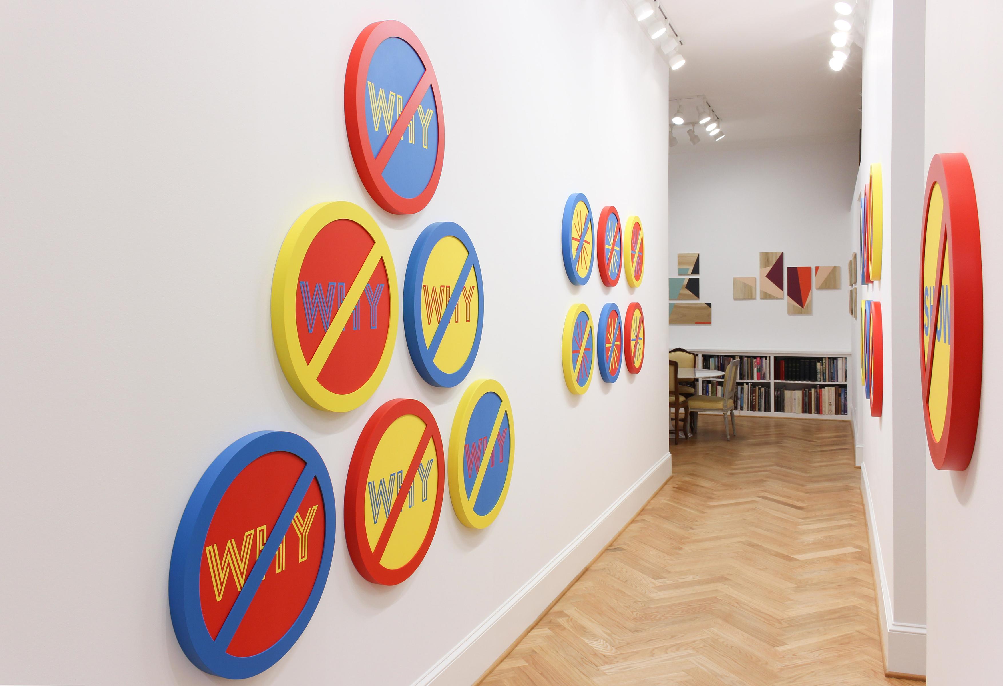 « No Why (Blue on Red) » - art conceptuel, sculpture murale - Lawrence Weiner en vente 2