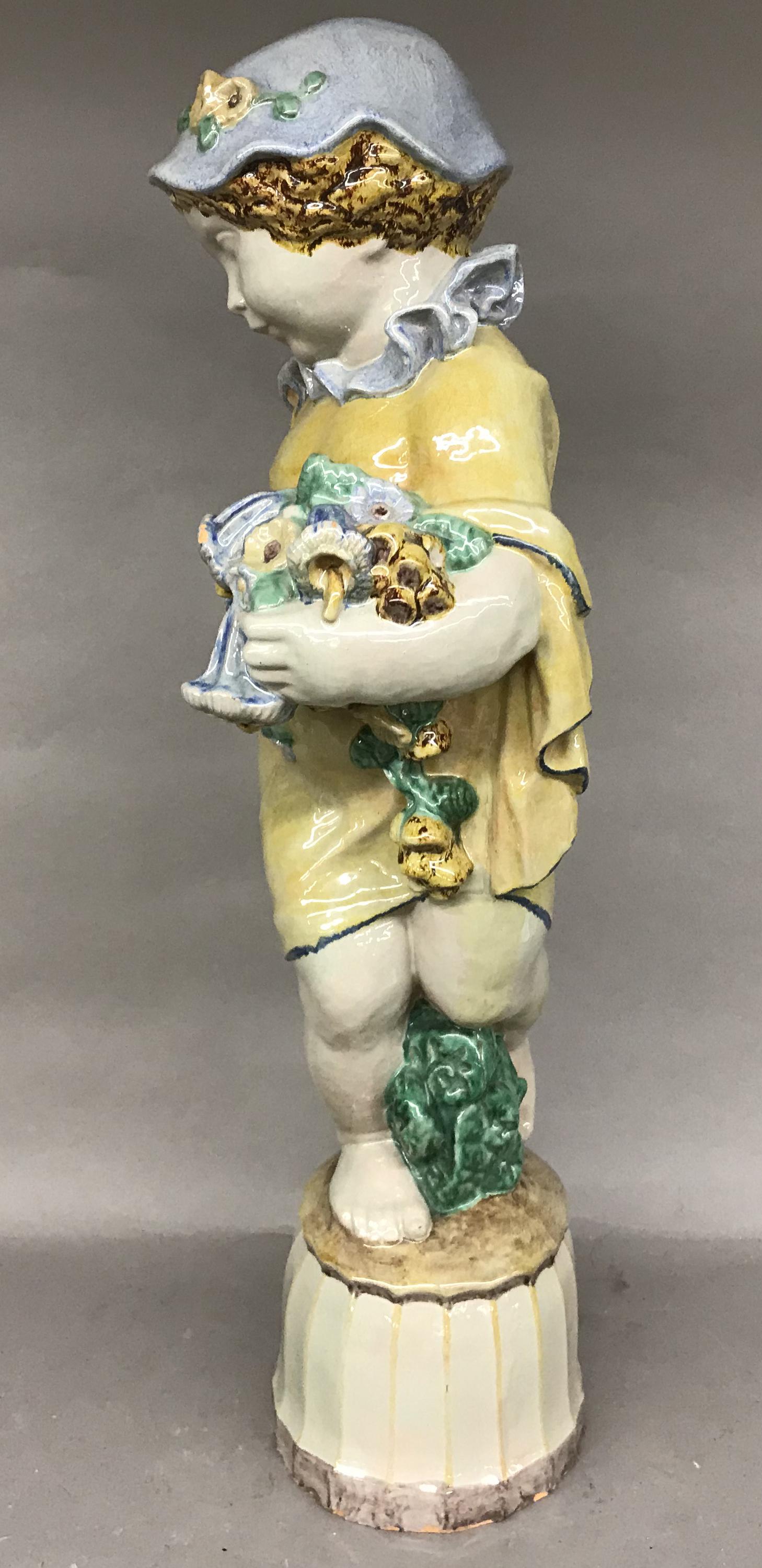 Eine schöne Jugendstil-Keramikskulptur eines Putto mit Blumen des österreichischen Bildhauers Michael Powolny (1871-1954). Powolny wurde in Judenburg geboren, besuchte die Kunstgewerbeschule in Znaim und wechselte sieben Jahre später an die