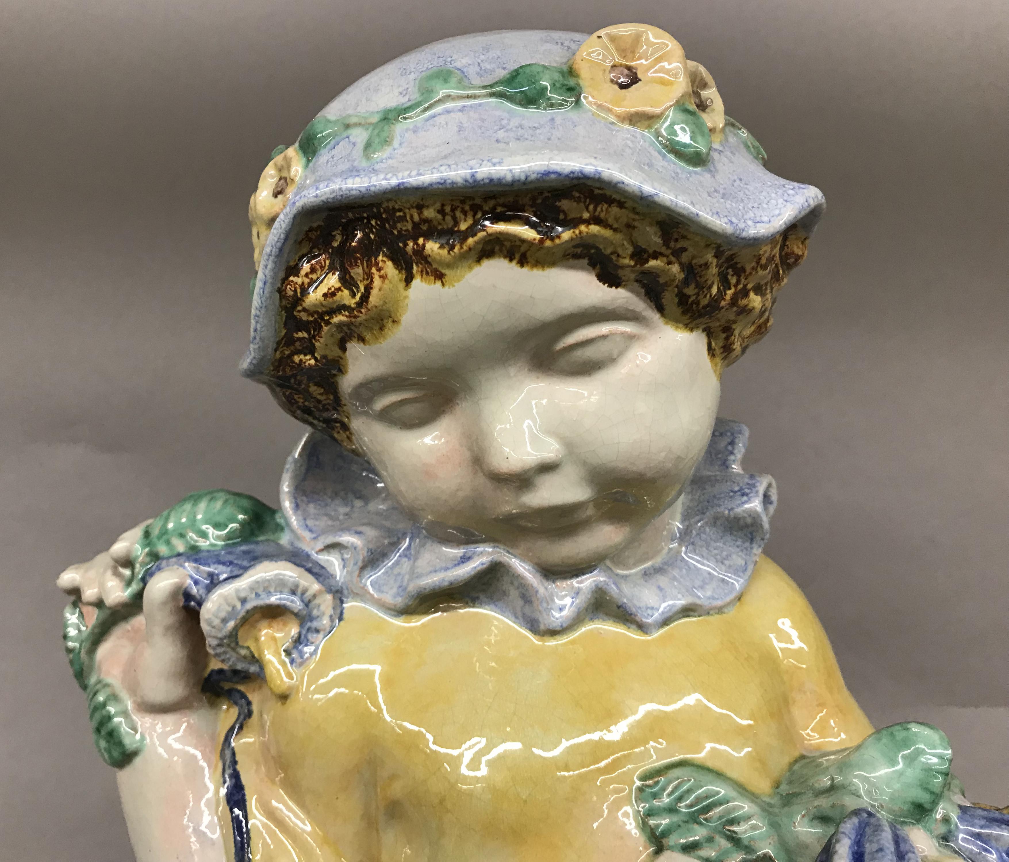 Polychromé Michael Powolny Sculpture autrichienne en céramique représentant un putto avec des fleurs:: 