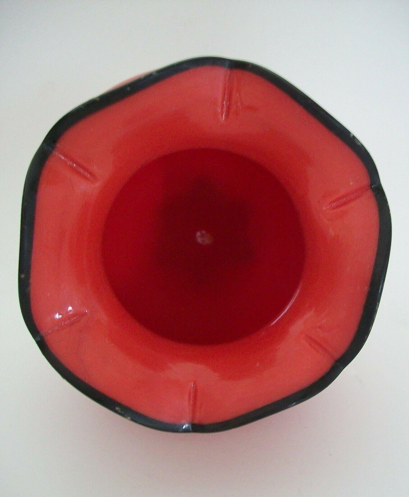 Michael Powolny - Loetz - Bohemian Red Tango Glass Vase - C.R., Early 20th C In Good Condition For Sale In Chatham, ON