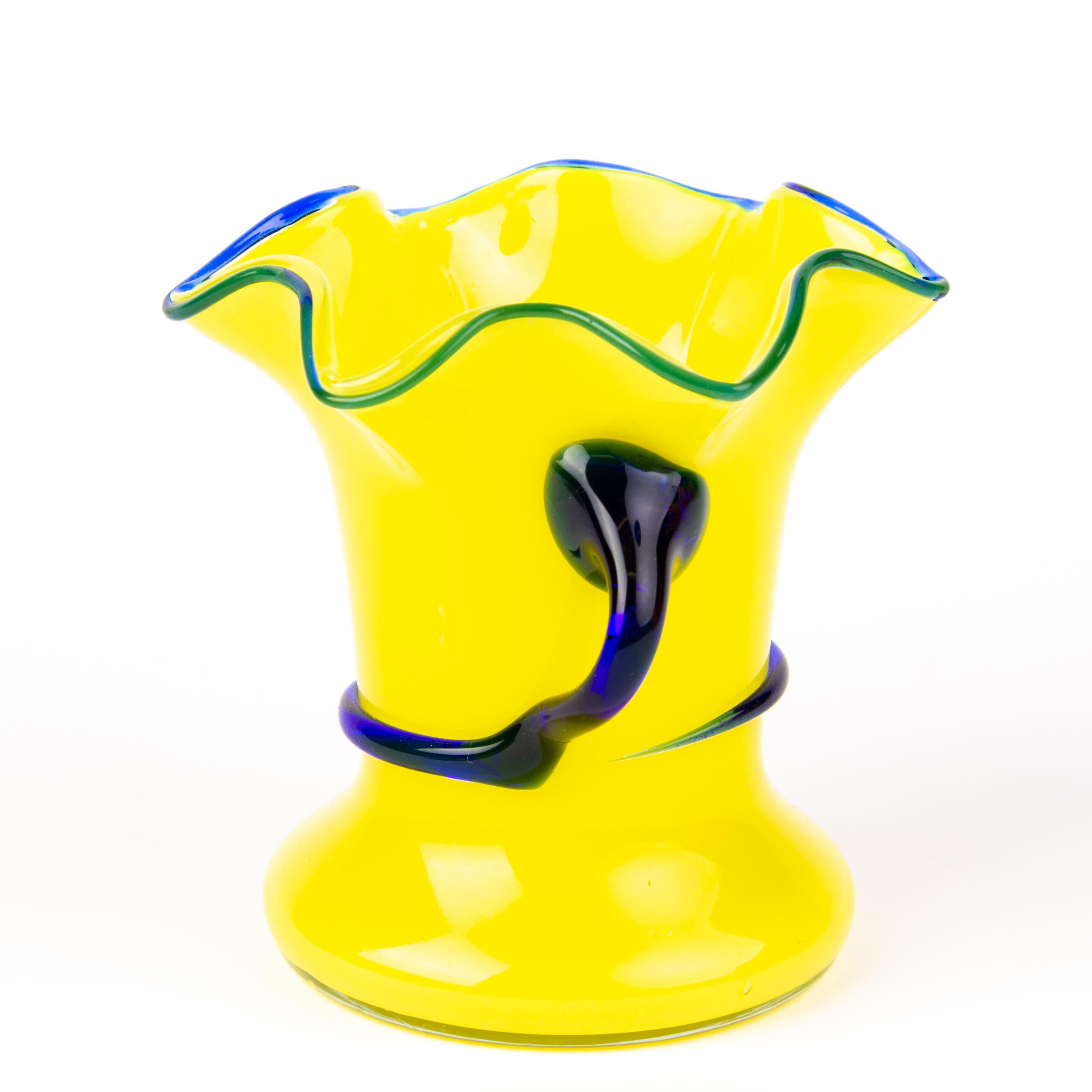 En bon état.
D'une collection privée

Michael Powolny Loetz vase Art déco en verre opalin jaune