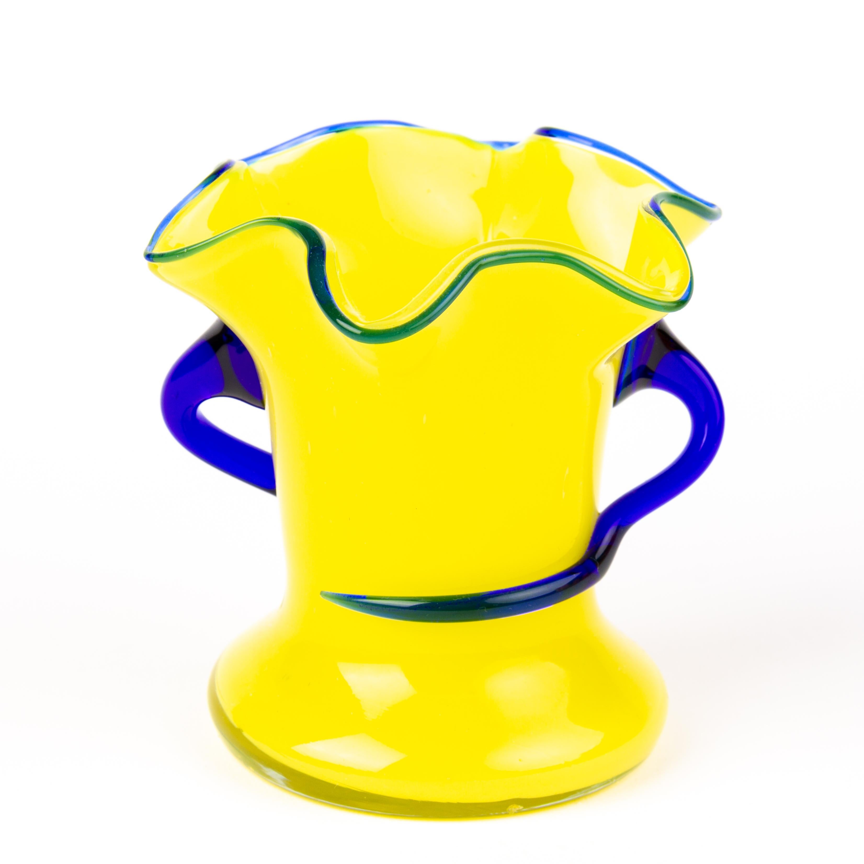 Michael Powolny Loetz vase Art déco en verre opalin jaune Bon état à Nottingham, GB
