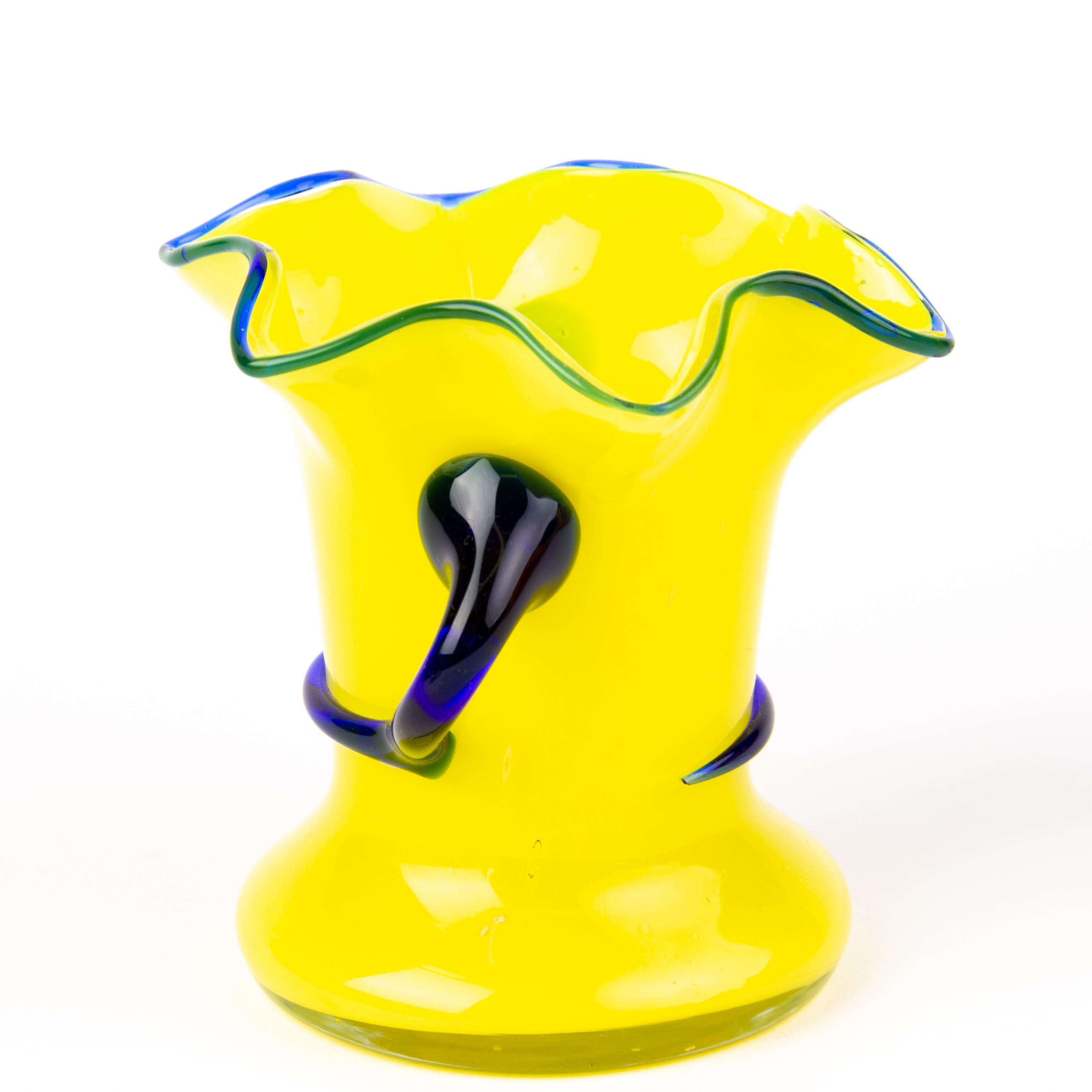 20ième siècle Michael Powolny Loetz vase Art déco en verre opalin jaune