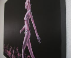 Fast Girl - arte contemporáneo modelo de pasarela figurativa pintura al óleo sobre lienzo
