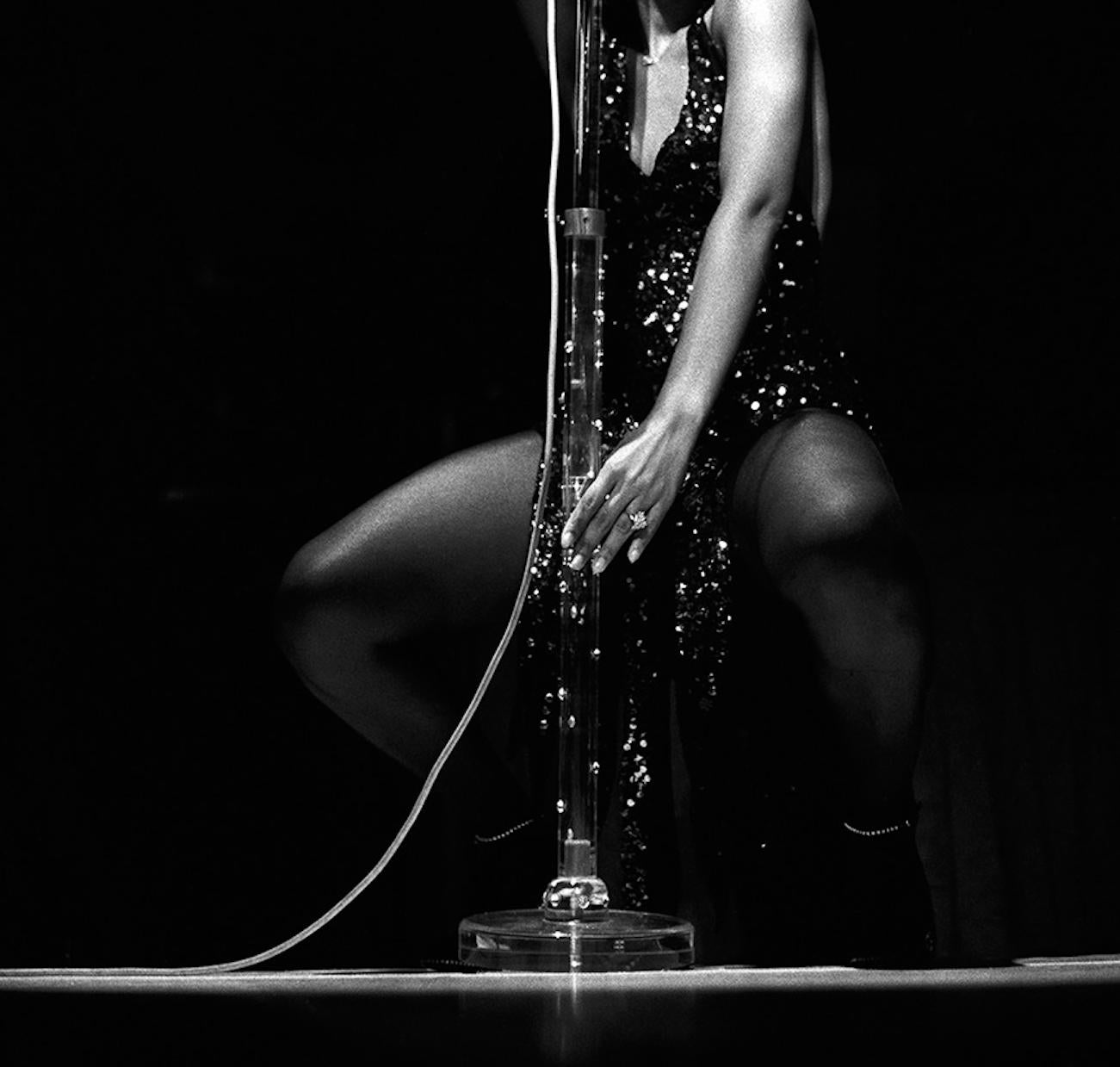 Donna Summer  - 20th century black and white music photography  (Moderne), Photograph, von Michael Putland