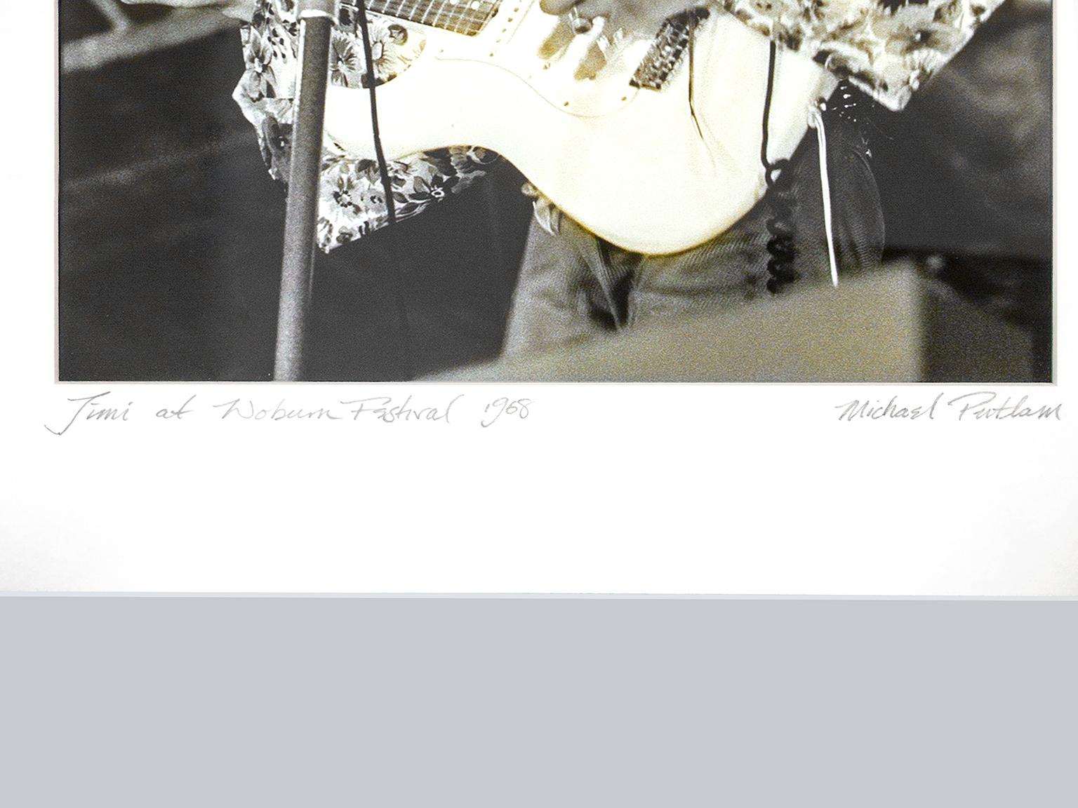 „Jimi auf dem Woburn Festival 1968“, gerahmtes Foto von Michael Putland  im Angebot 1