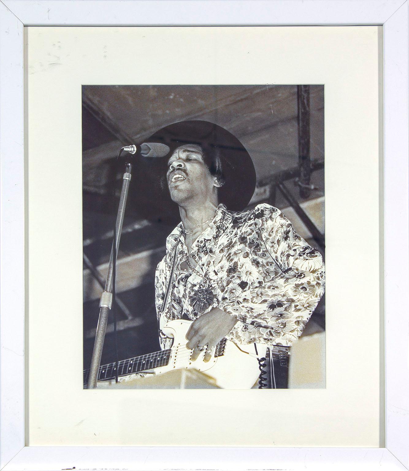 Black and White Photograph Michael Putland - Photographie encadrée "Jimi Hendrix" de l'hôtel Hard Rock et du Casino de Las Vegas