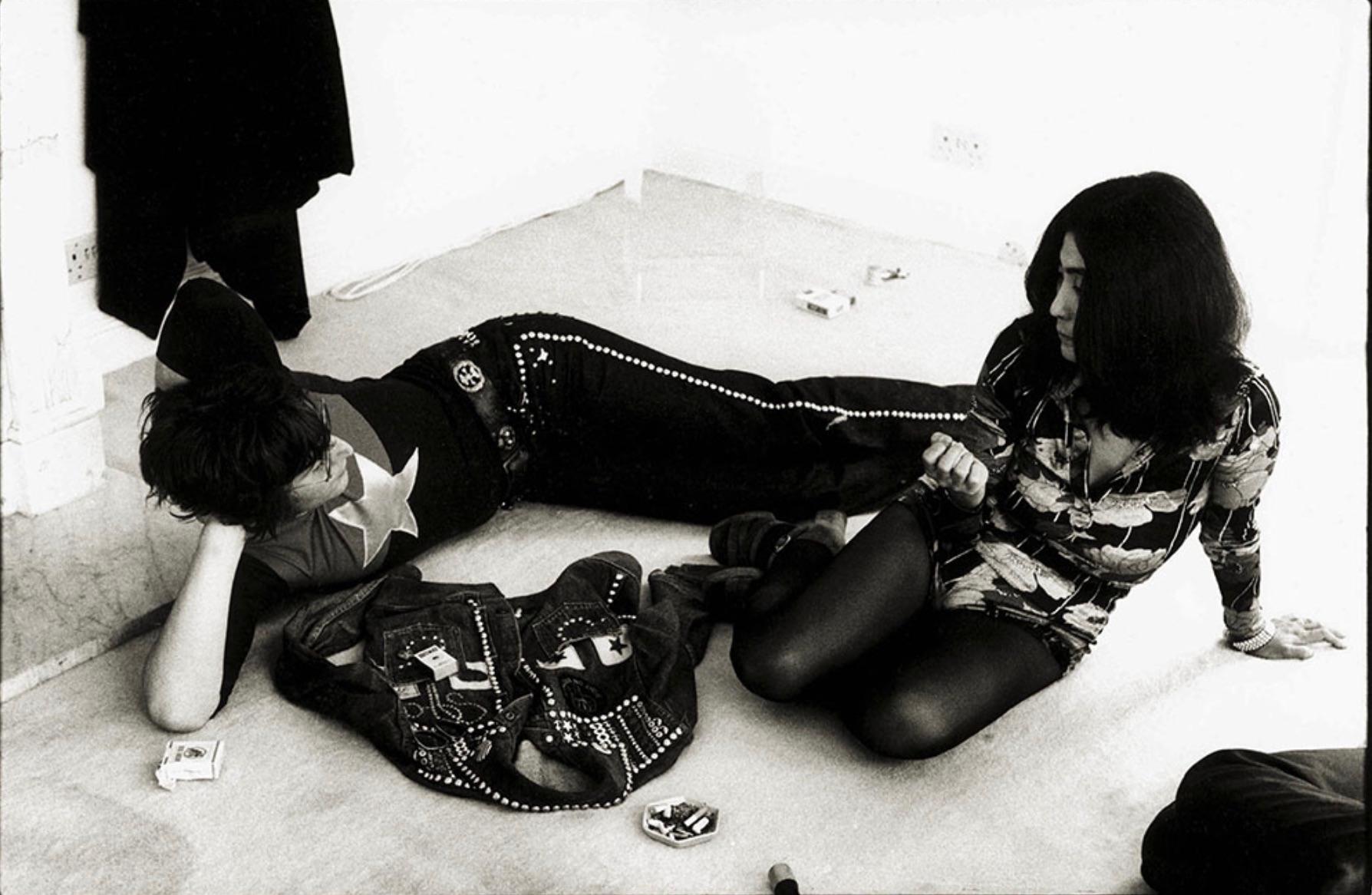 Black and White Photograph Michael Putland - John Lennon et Yono Oko 1971