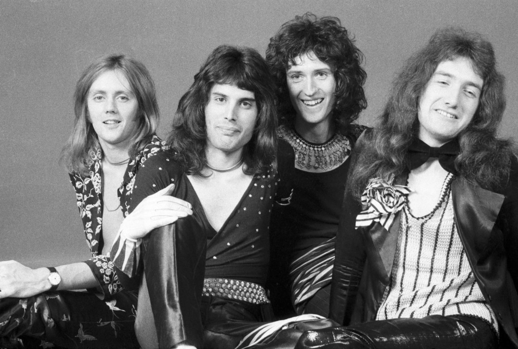 Michael Putland Black and White Photograph – Queen 1973 – Druck mit limitiertem Nachlassdruck