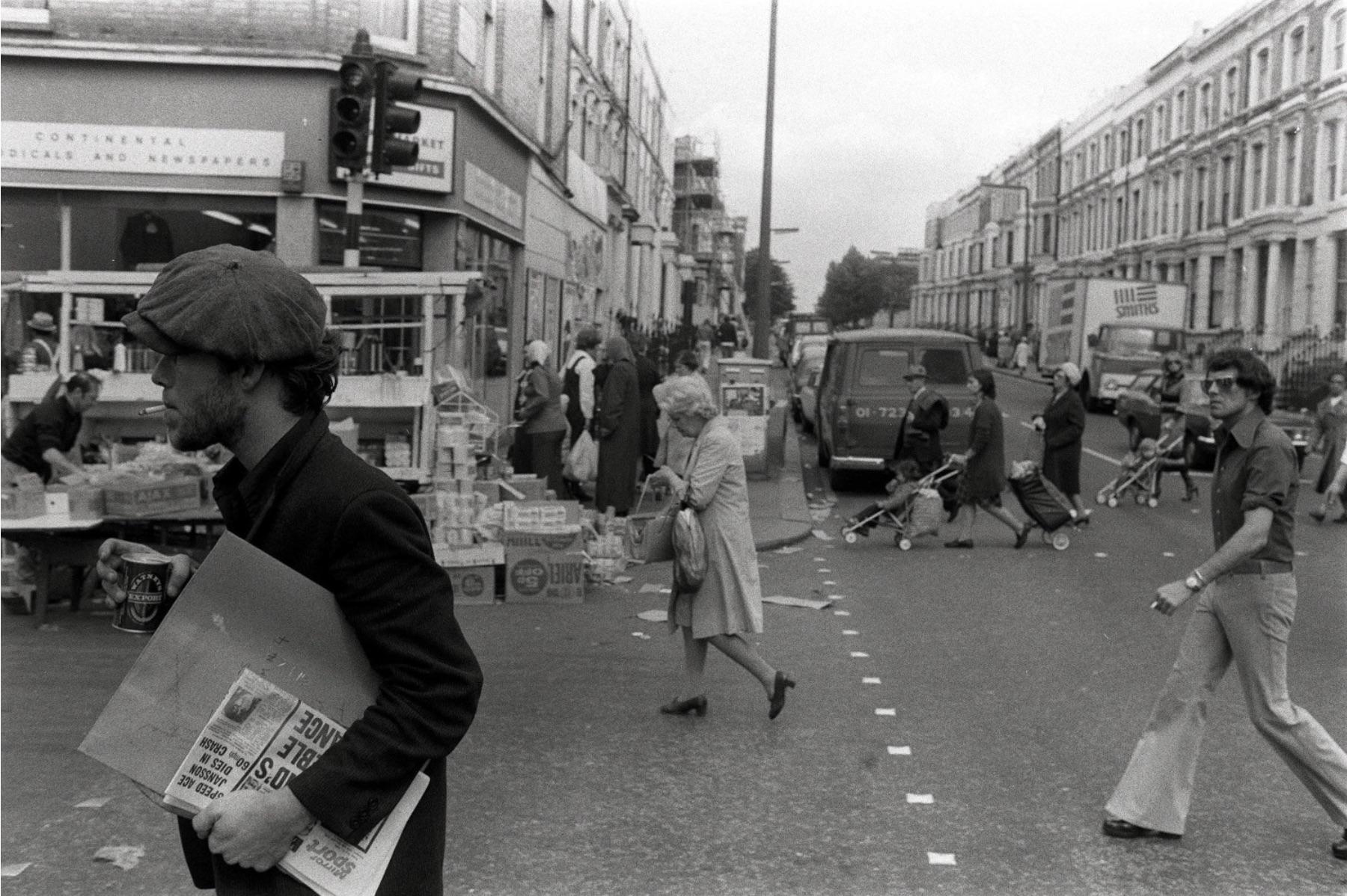 Figurative Photograph Michael Putland - Tom Waits sur Portobello Road, 1976, tirage limité