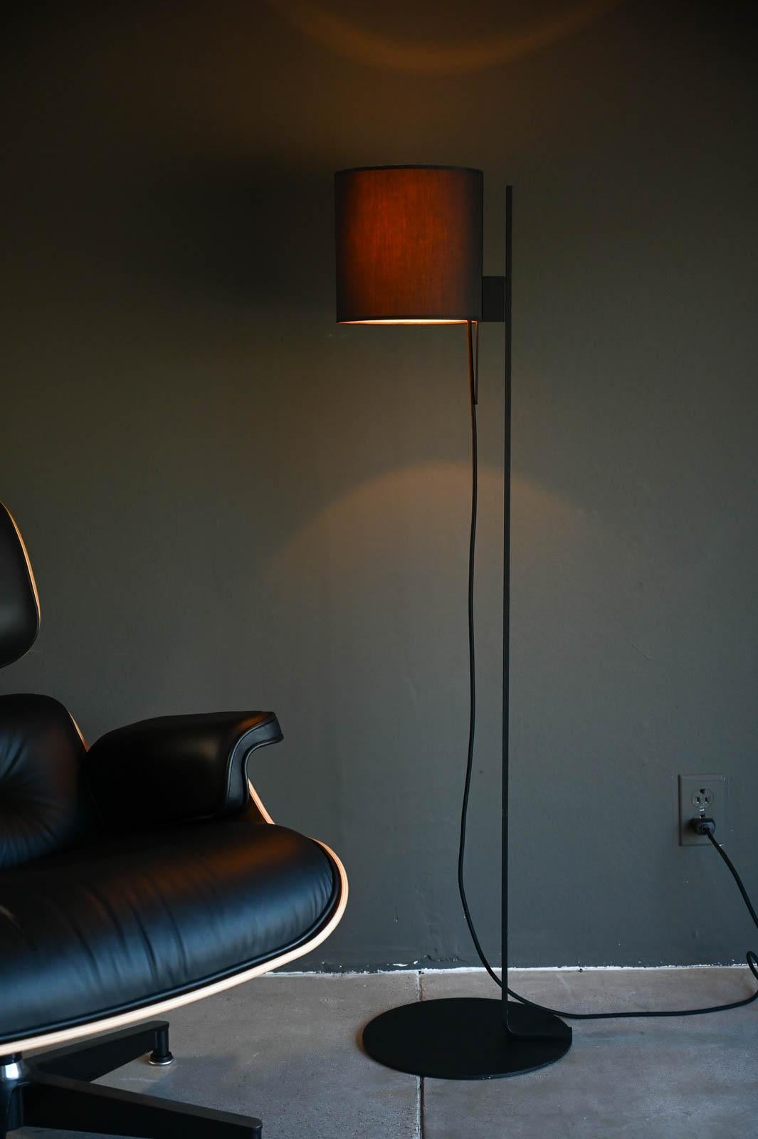 Michael Raasch for Ligne Roset Magnet Floor Lamp, 2021.  La lampe Magnet est une interprétation moderne de la lampe à abat-jour classique. Michael Raasch a conçu une famille de lampes élégantes qui répondent de manière parfaitement modulaire à