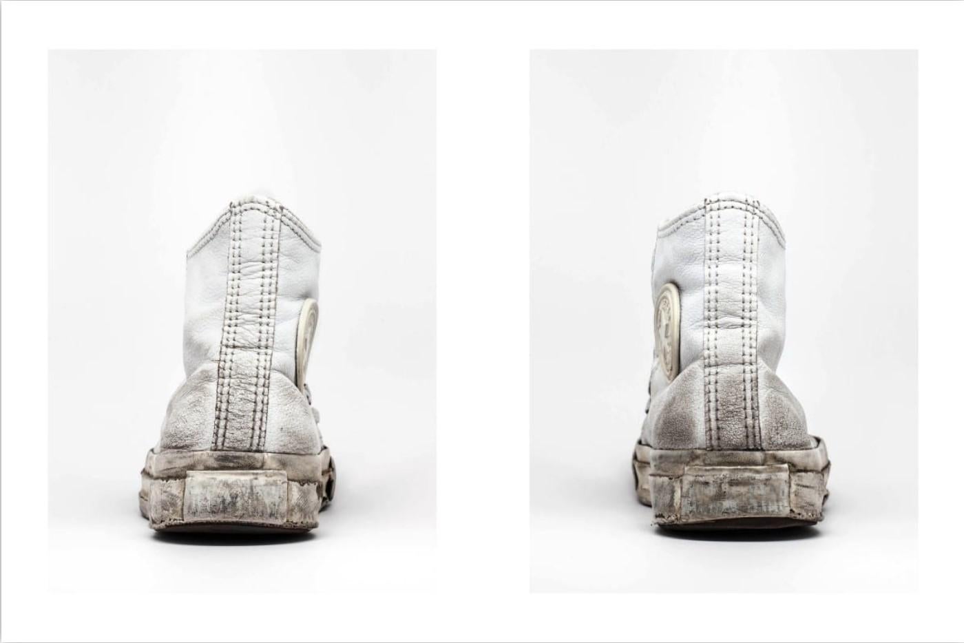 Converse, White Hi-Tops est une impression dynamique de type C, vendue dans cette taille dans une édition de 12. 

Le prix indiqué est celui de deux tirages de type C, qui mesurent 30" x 22" et sont vendus sans cadre.

Ce tirage peut être disponible