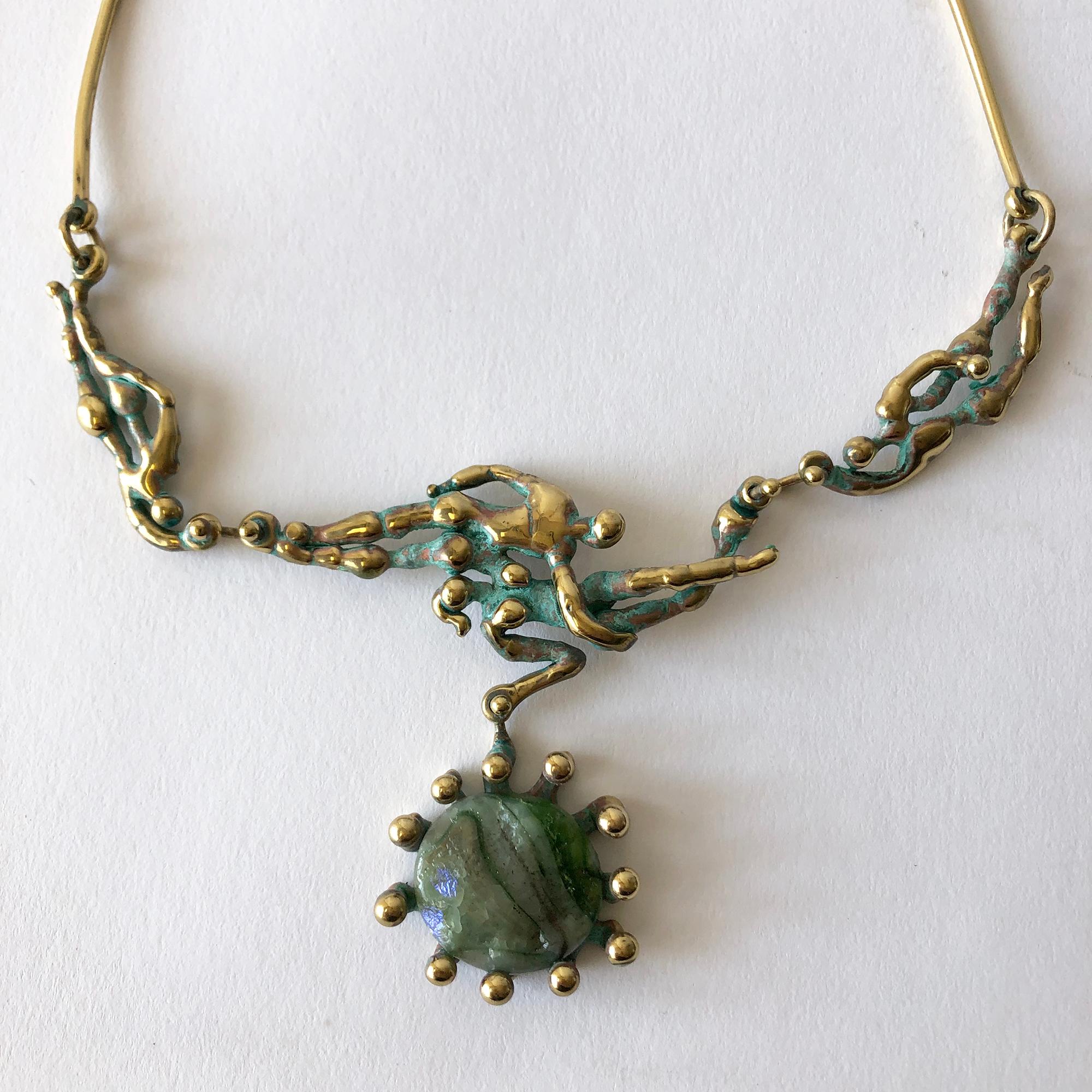 Handgefertigte Halskette aus patinierter Bronze und Glas mit tanzenden Akten mit dem Titel 