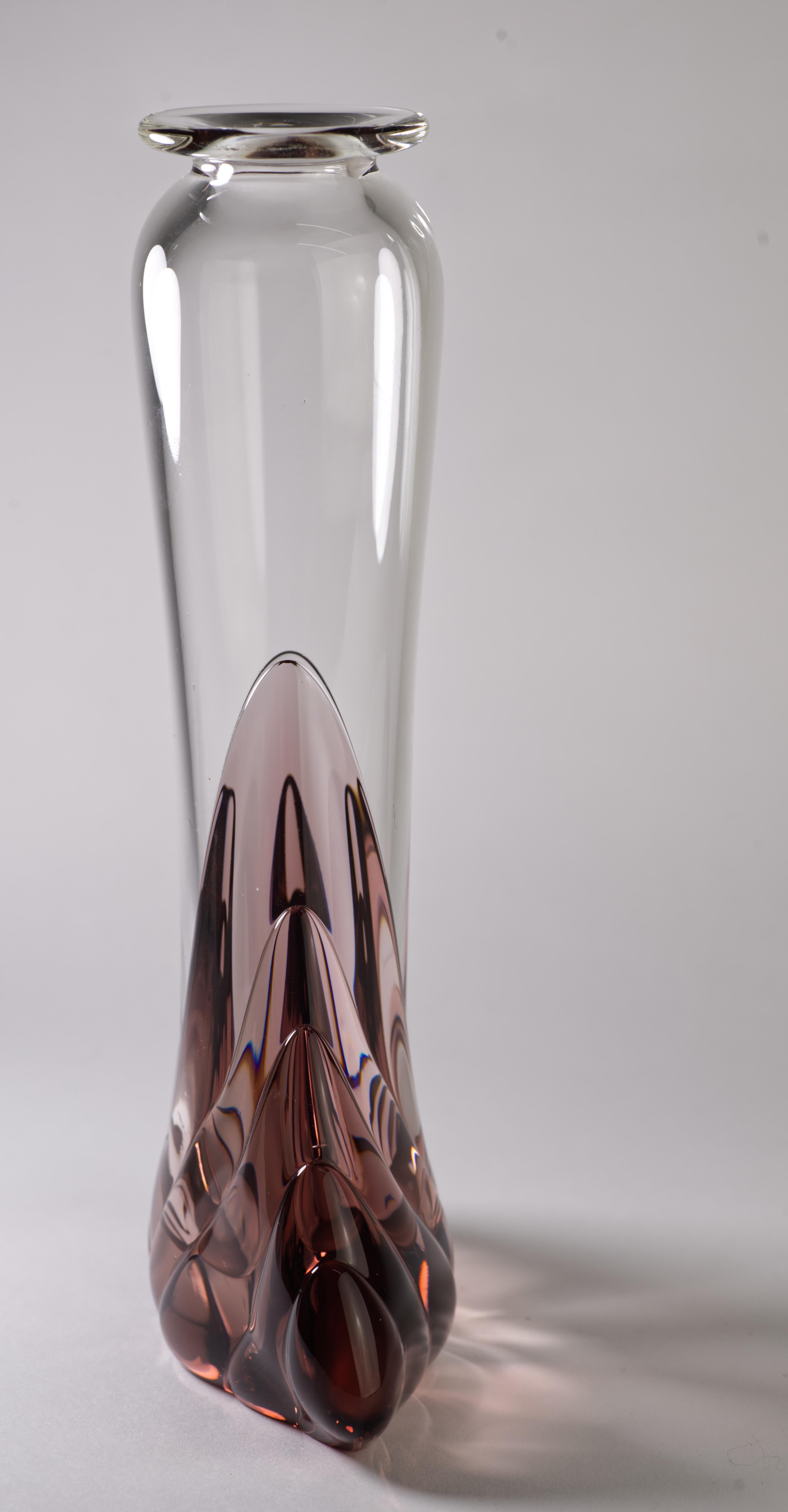 Art Déco Michael Shearer Vaso Art Deco con ametista e trasparente, vetro artistico californiano, bagliore UV in vendita