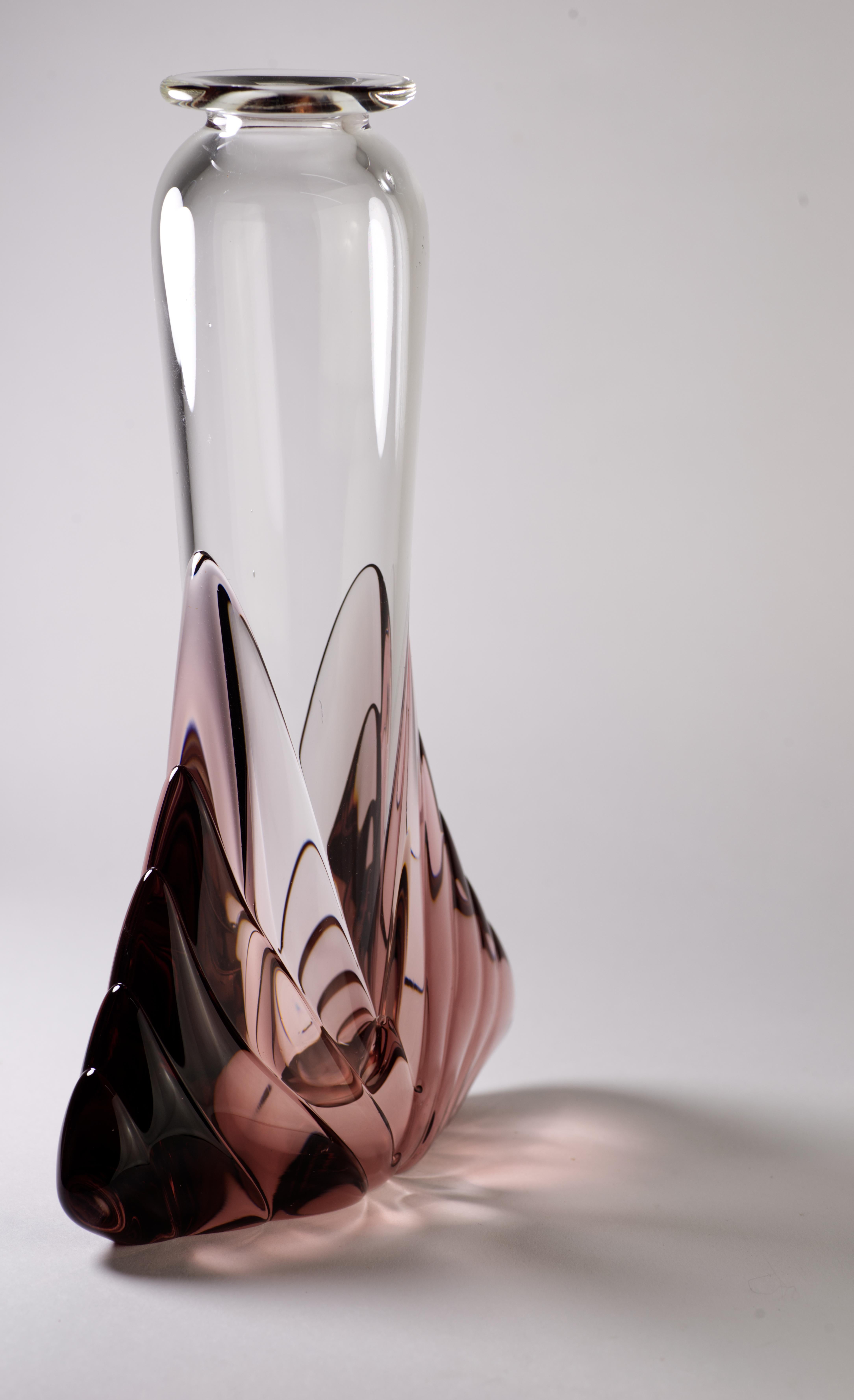 Fatto a mano Michael Shearer Vaso Art Deco con ametista e trasparente, vetro artistico californiano, bagliore UV in vendita
