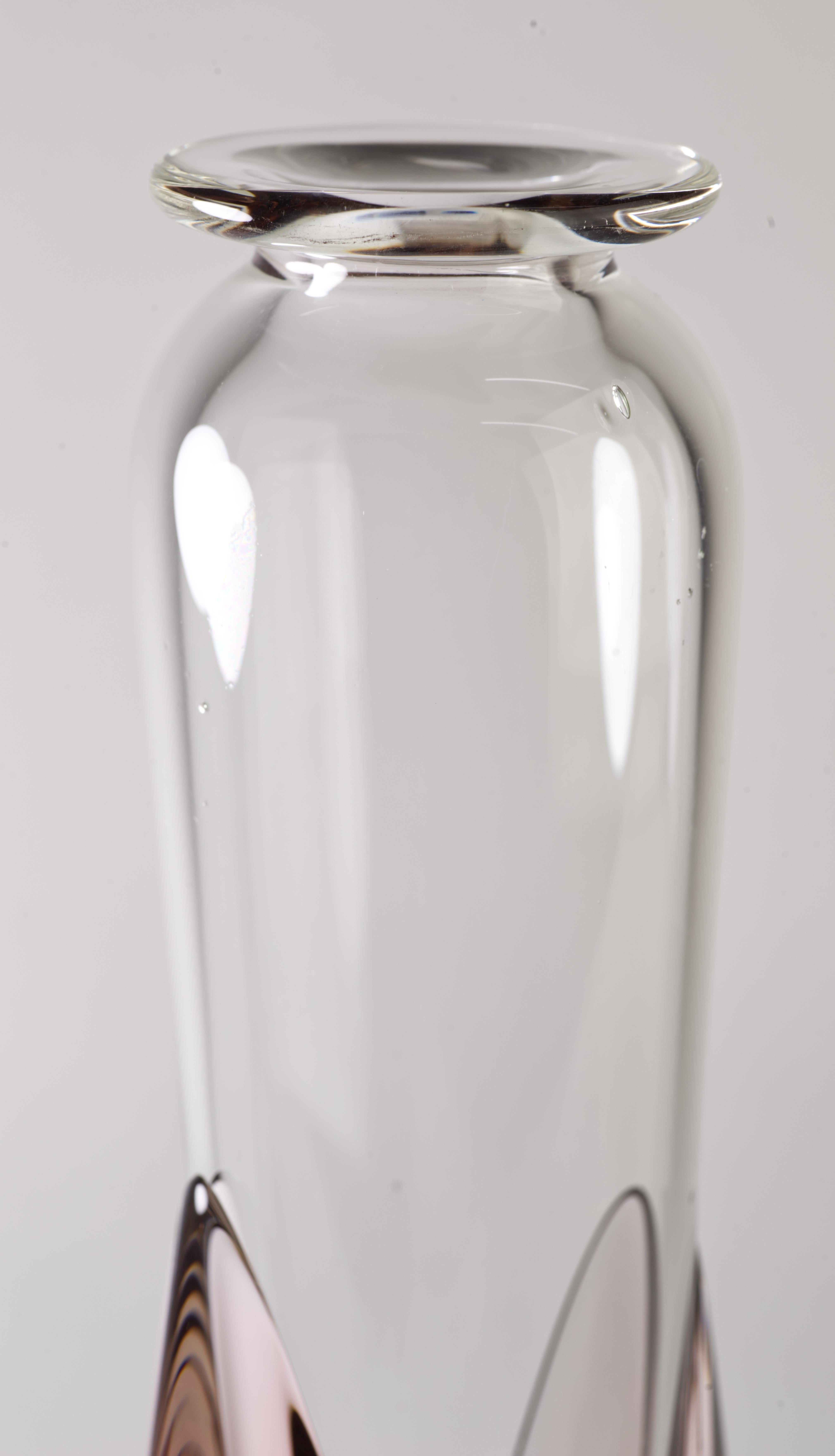 Michael Shearer Vaso Art Deco con ametista e trasparente, vetro artistico californiano, bagliore UV In condizioni buone in vendita a Clifton Springs, NY