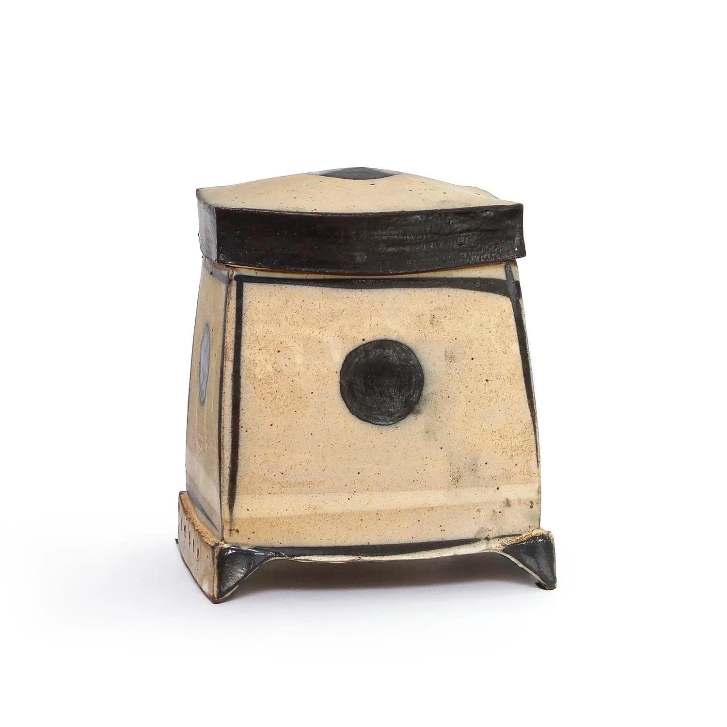 VENTE
GRANDE BOÎTE PERSANE À POIS (INV# NP5595)
Michael Simon 
grès cuit au sel et sous glaçure
10.5 × 8.5 × 7.25”
date inconnue
estampillé

BIO-
Michael Simon (né en 1947 - 2021) était un artiste céramiste fonctionnel qui vivait à Athens, en