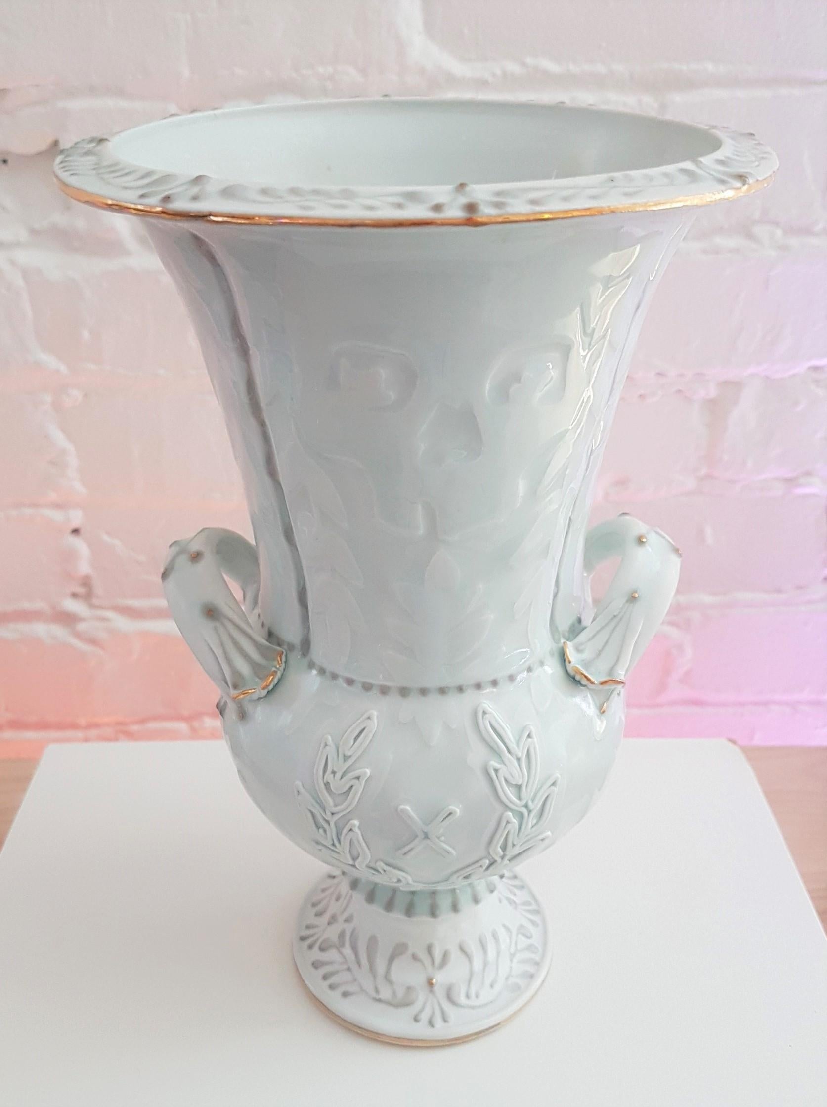 Michael Stumbras Figurative Sculpture – Die Vase ist mit einem Rahmen versehen
