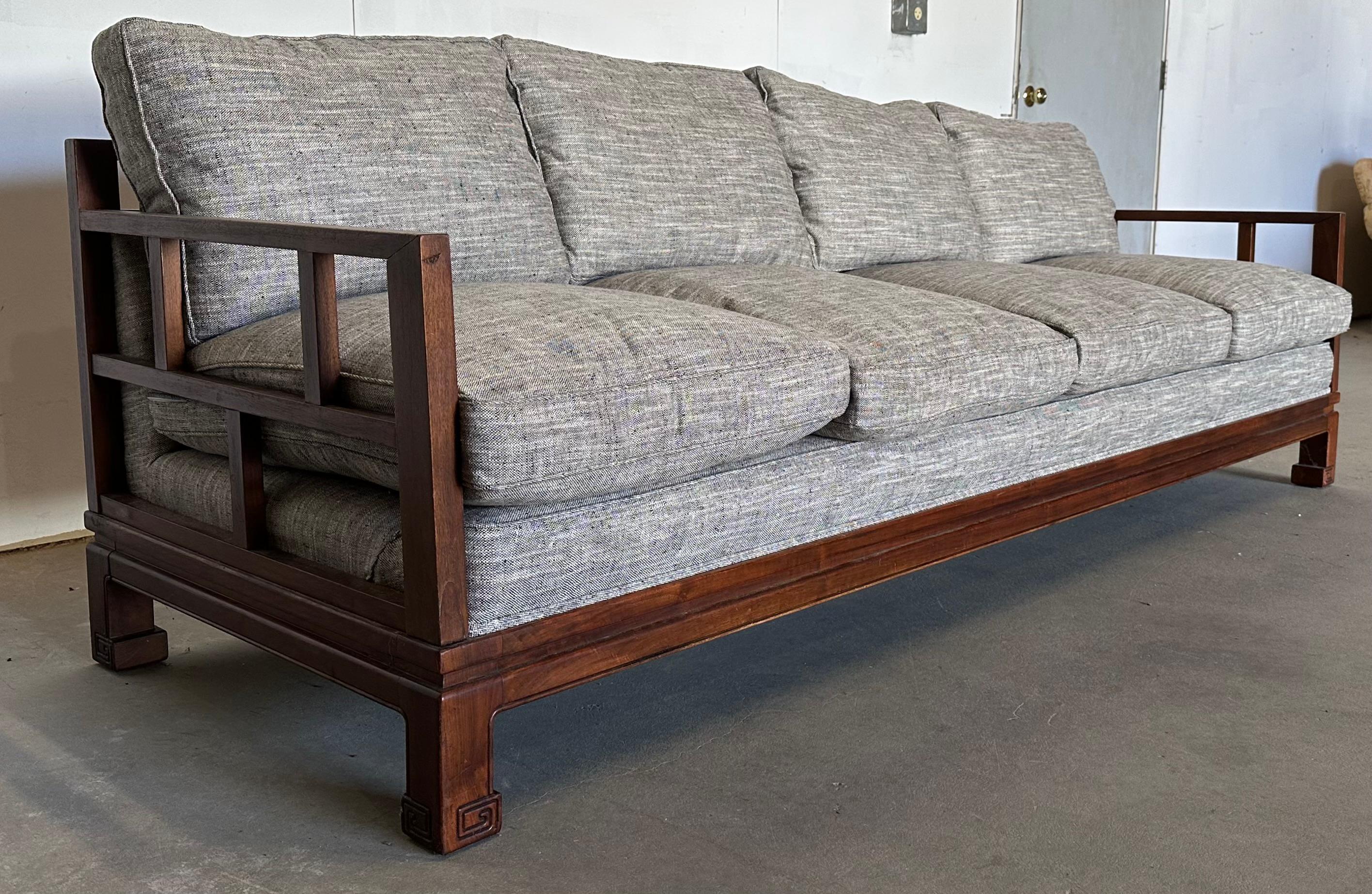 Dieses handgeschnitzte Hartholzsofa mit einer Länge von 90 Zoll von Michael Taylor für die Baker Far East Collection zeichnet sich durch ein geometrisch offenes Design aus, das noch bequemer ist.  mit 4 daunengefüllten losen Sitz- und Rückenkissen,
