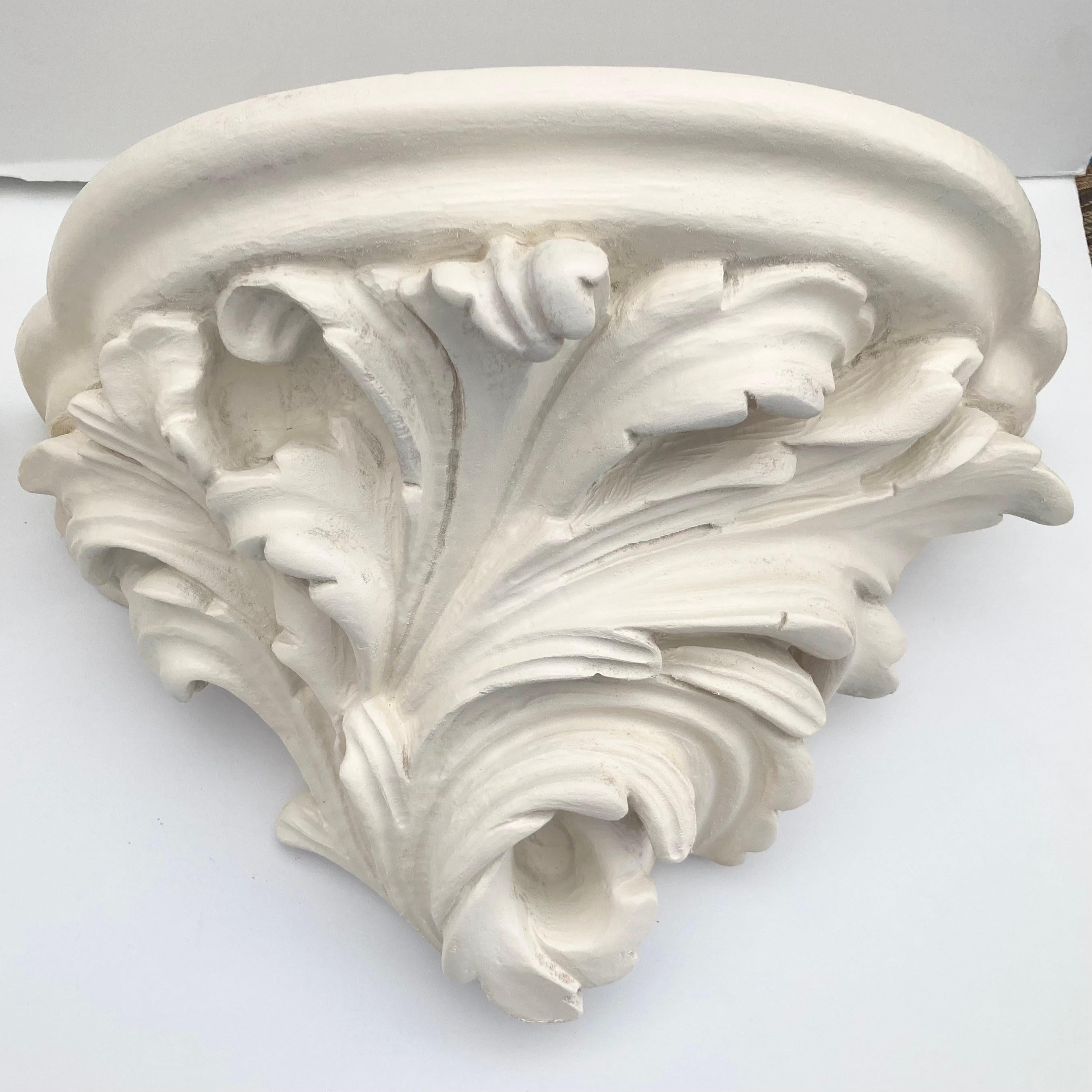 Michael Taylor Akanthus Blatt Klammern in einem Elfenbein gewaschen Finish, ein Paar #2 im Angebot 5