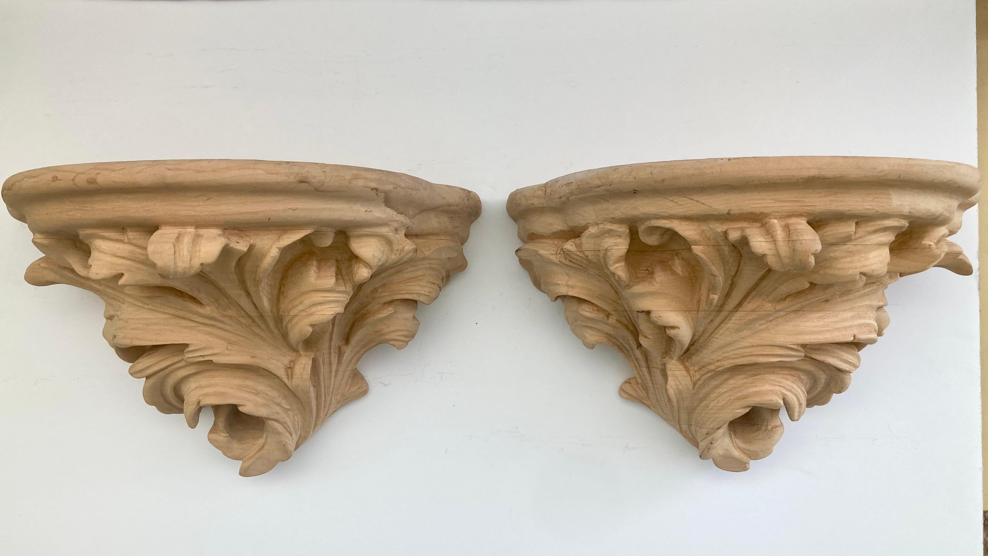 Staffe da parete a foglia d'acanto di Michael Taylor con finitura naturale. Vengono venduti come una vera e propria coppia. Dettagli dell'intaglio sia a destra che a sinistra. Aggiungi lo stile chic di Michael Taylor al tuo progetto di design.