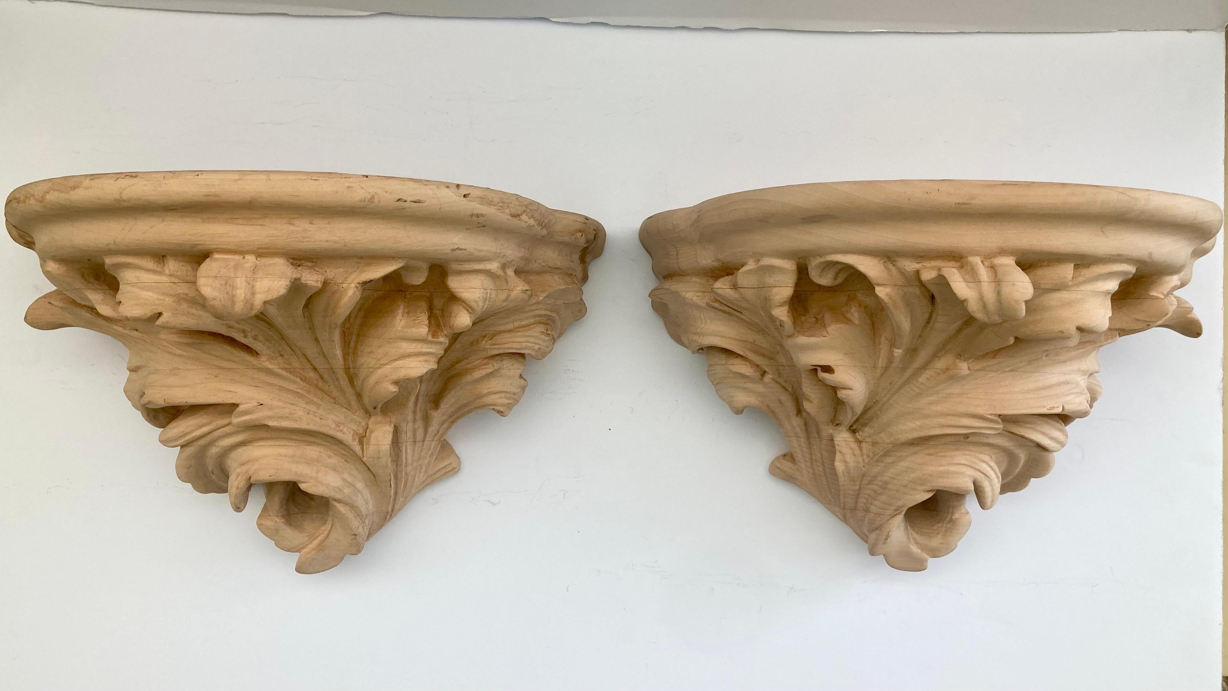 Staffe da parete a foglia d'acanto di Michael Taylor con finitura naturale. Venduto in coppia. Si tratta di una vera e propria coppia con dettagli di desiderio a destra e a sinistra. Molto rara nella sua finitura. Aggiungi lo stile chic di Michael