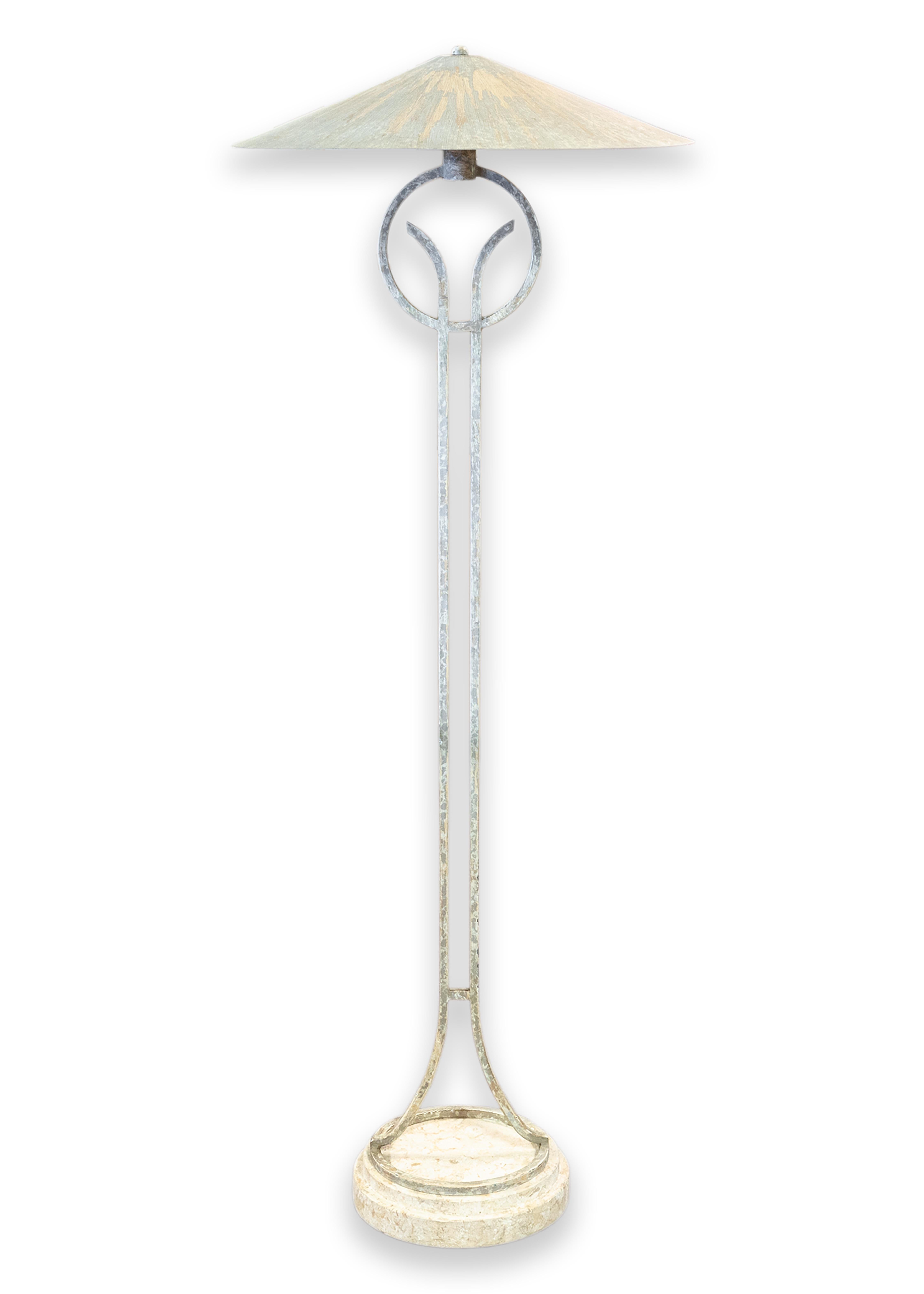 Lampadaire attribué à Michael Taylor. Ce magnifique lampadaire présente un design très unique et un merveilleux mélange de matériaux. Le cadre et l'abat-jour de cette pièce sont en métal, et la base est une pièce ronde en travertin. La couleur et le
