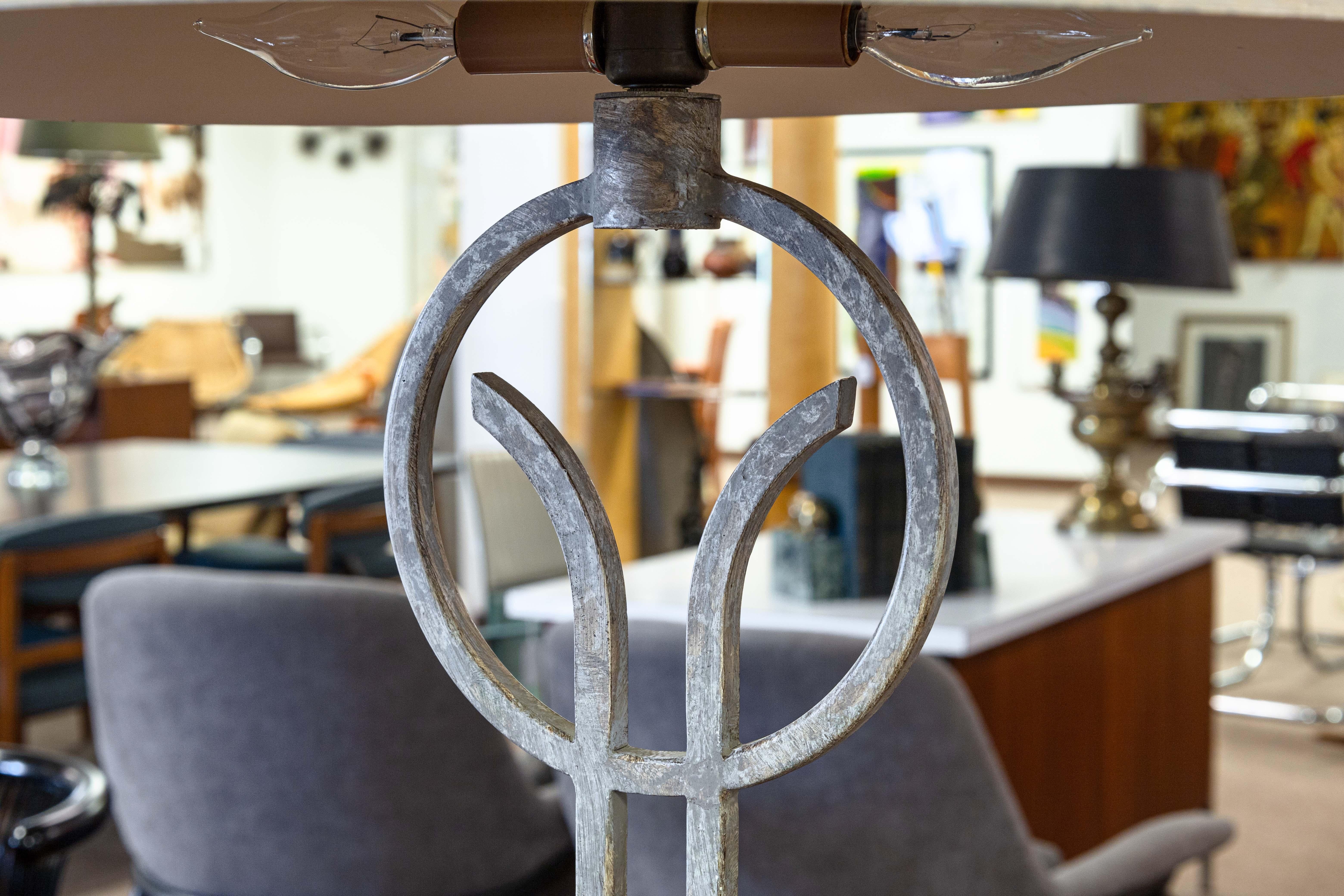 20ième siècle Michael Taylor Attributed Contemporary Modern Travertine and Metal Floor Lamp (lampadaire en travertin et métal) en vente