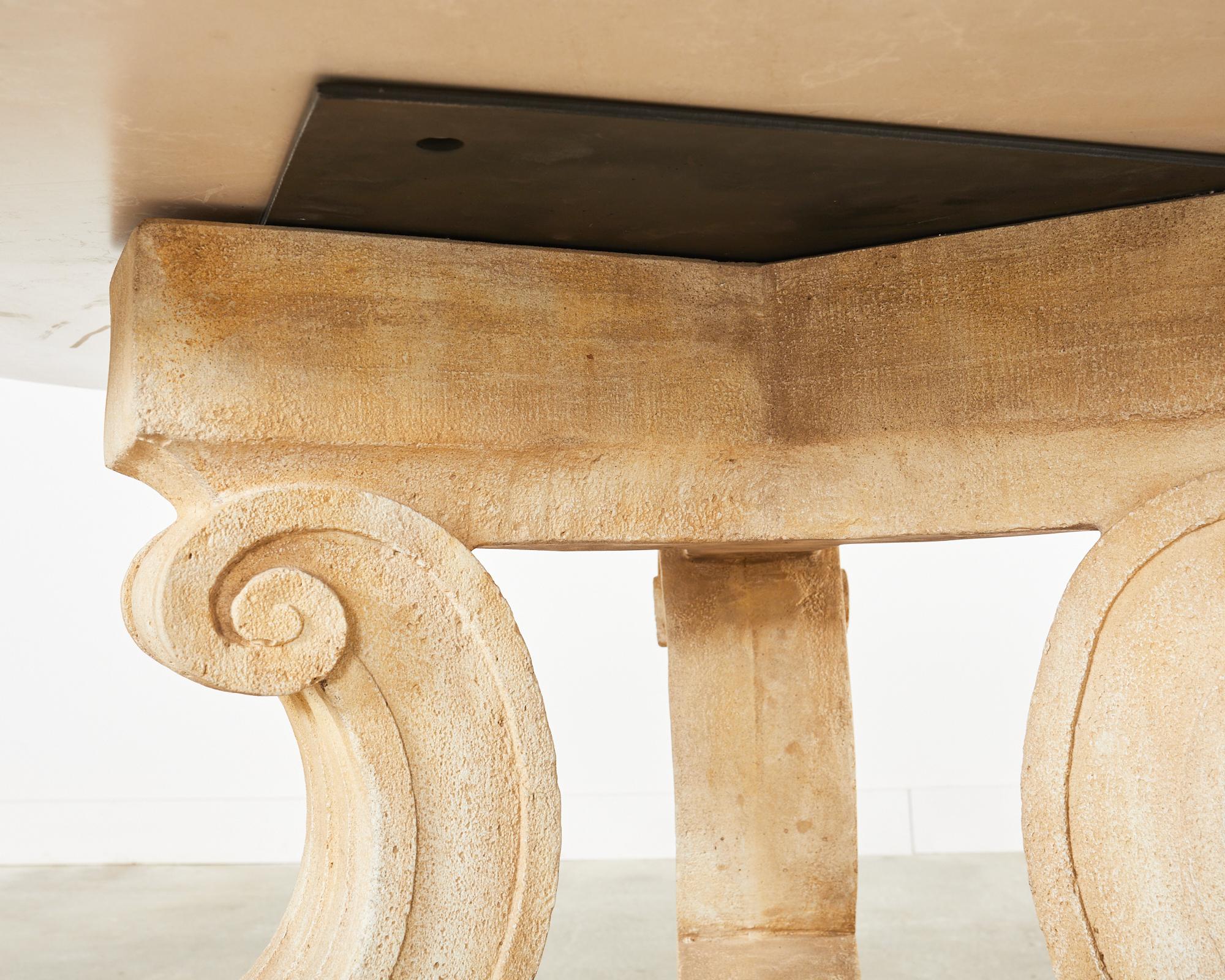 Table centrale en pierre de style néoclassique attribuée à Michael Taylor  en vente 4