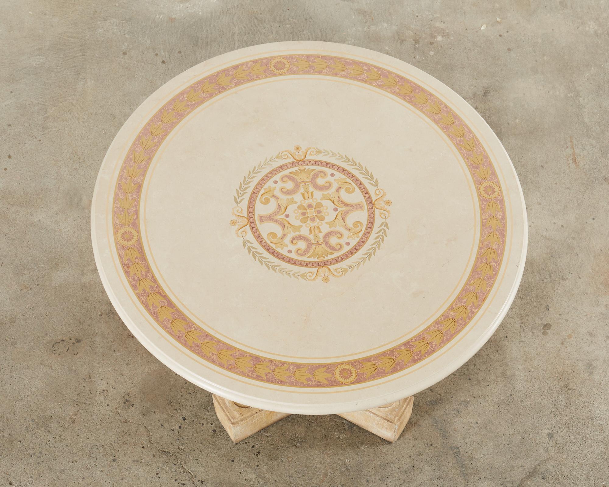 Américain Table centrale en pierre de style néoclassique attribuée à Michael Taylor  en vente