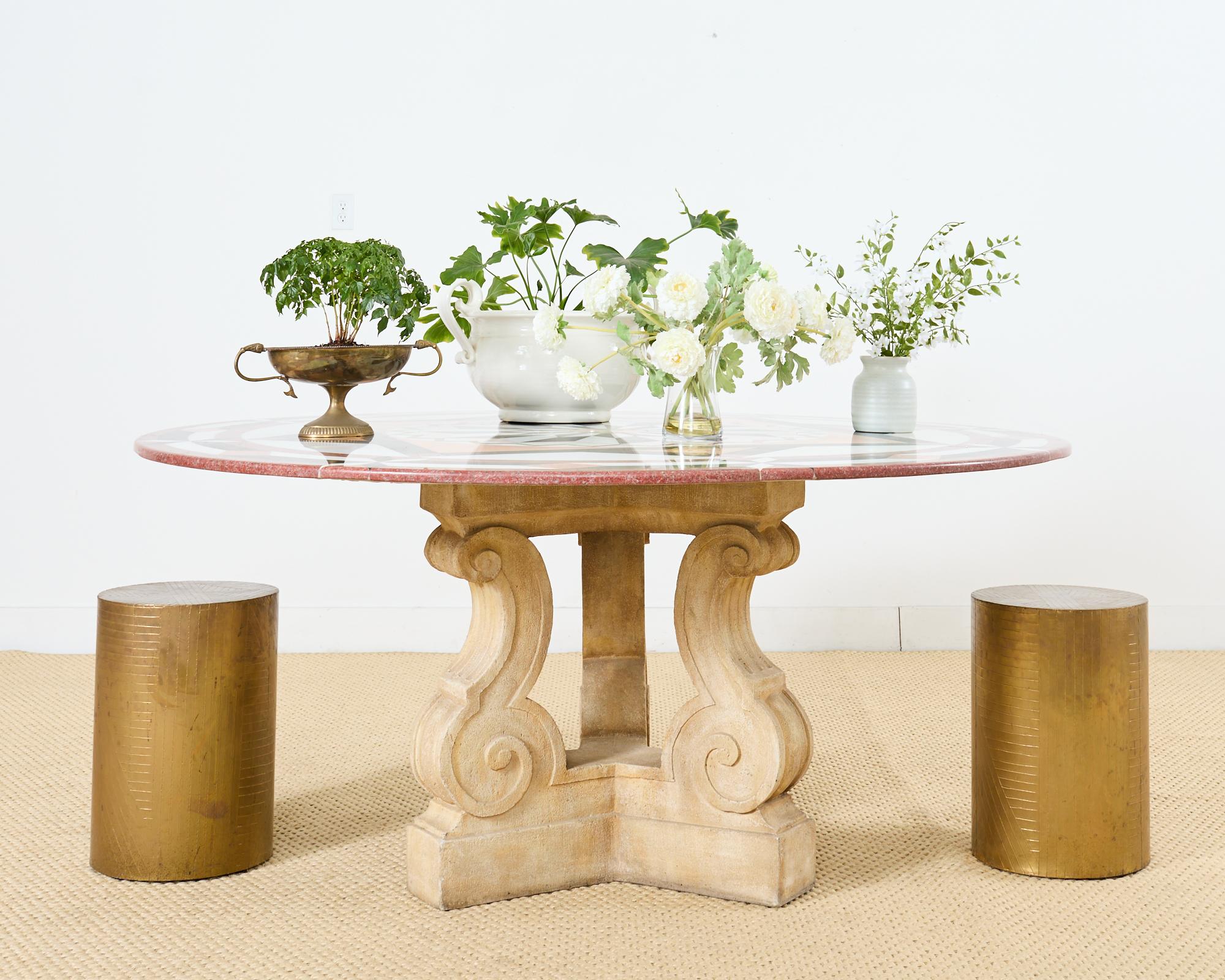 Magnífica mesa de centro o de comedor con un espectacular tablero redondo con incrustaciones de pietra dura italiana. La base de piedra moldeada conocida como 