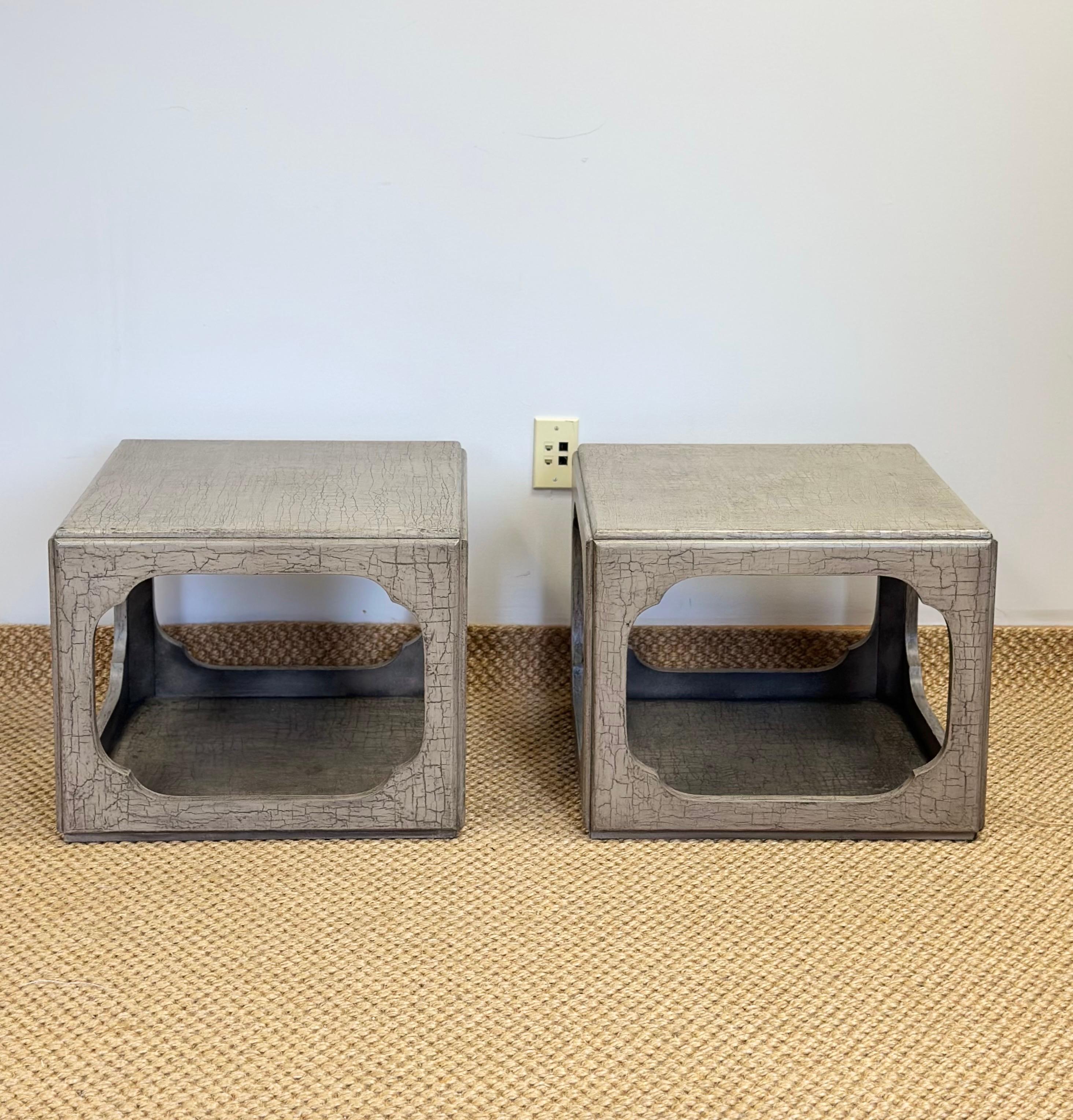 Nous avons le plaisir de vous proposer une paire de tables d'appoint attribuée à la Collection Far East de Michael Taylor pour Baker Furniture, vers les années 1960.  Ces tables d'appoint sculpturales, fabriquées en bois dur, incarnent une élégance