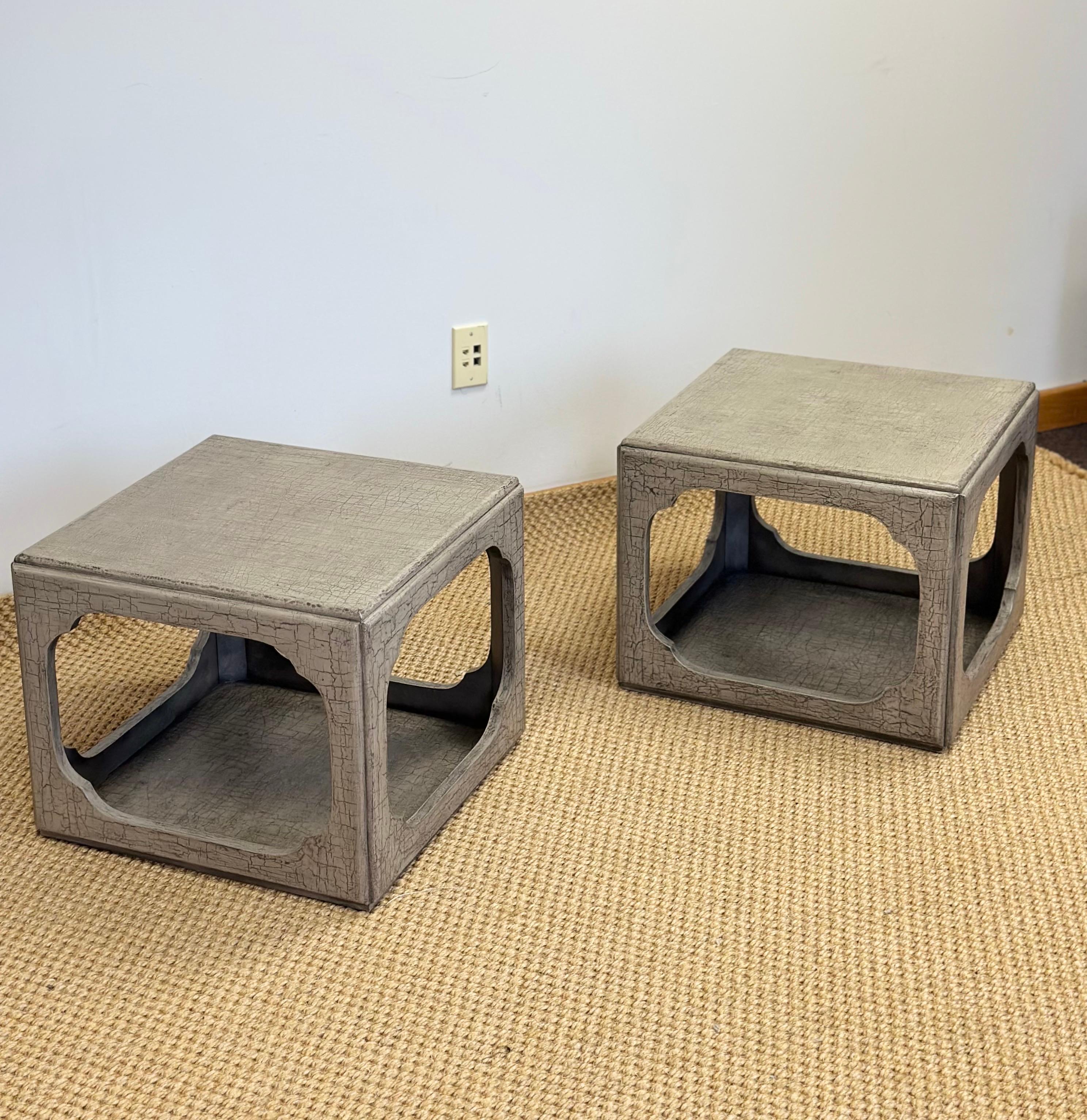 Américain Michael Taylor Baker Far East Chinoiserie Tables d'appoint basses grises à deux niveaux - a Set en vente