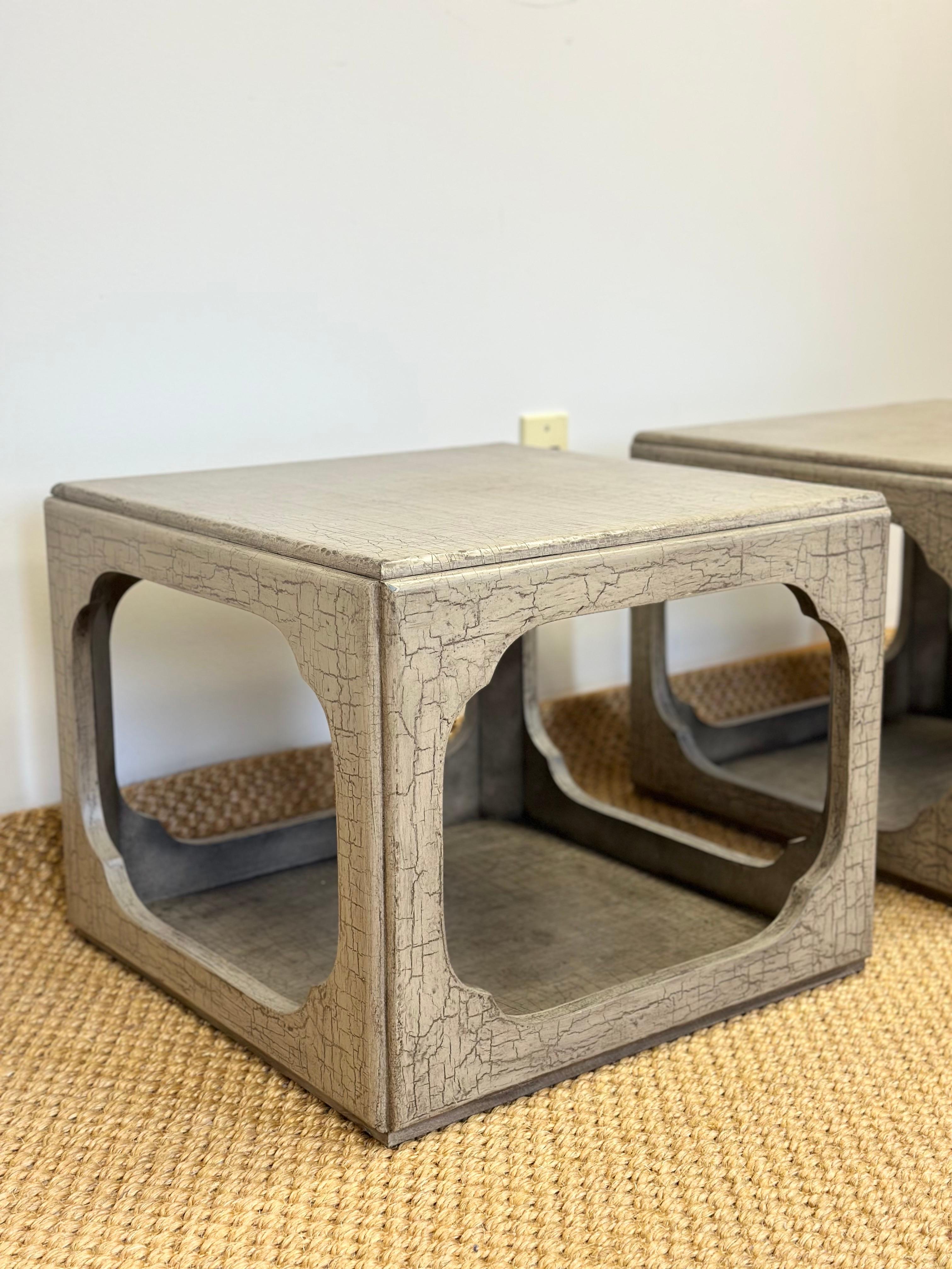 Michael Taylor Baker Far East Chinoiserie Tables d'appoint basses grises à deux niveaux - a Set en vente 1