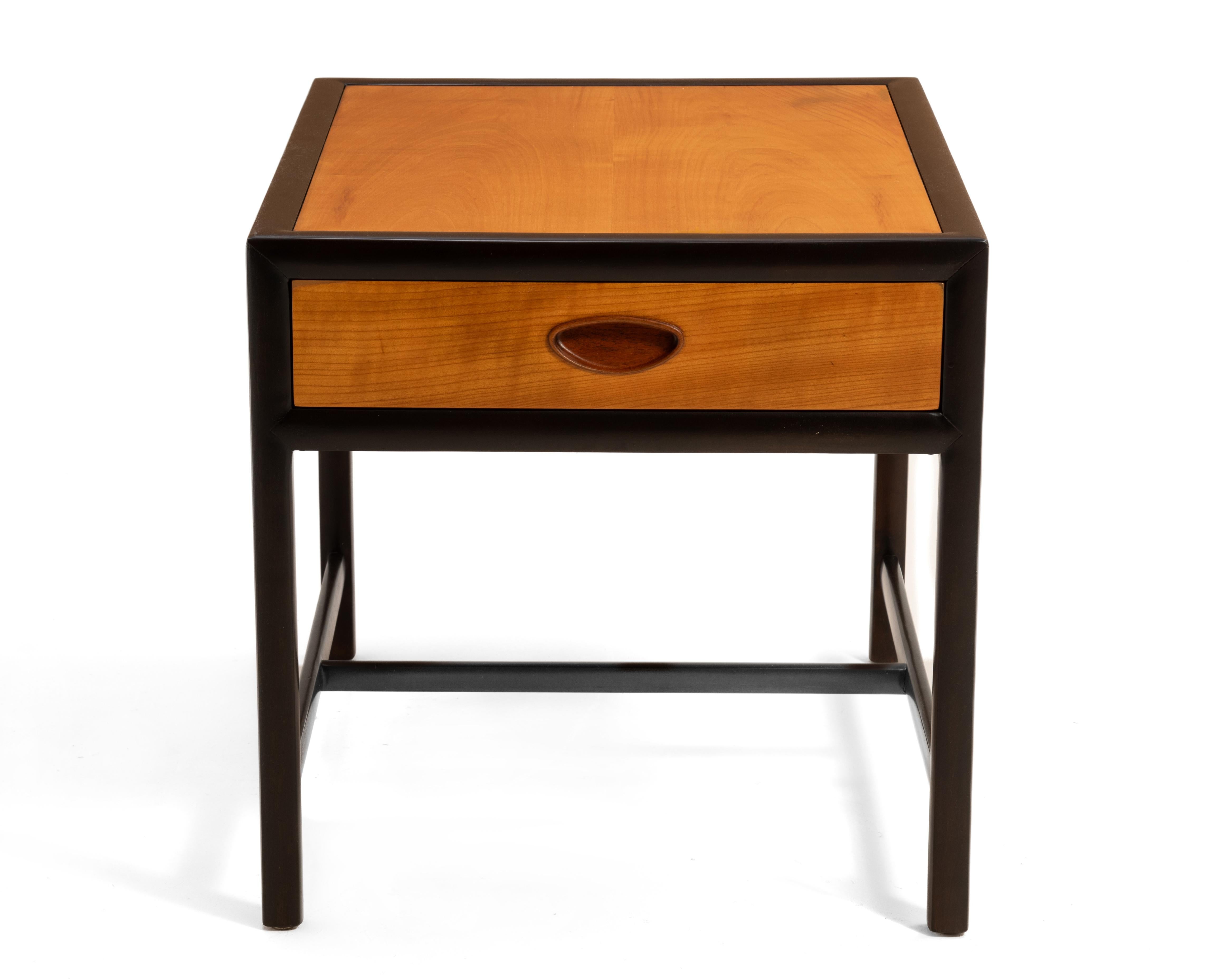 Ein einzelner Beistelltisch, entworfen von Michael Taylor für die Baker Furniture New World Collection'S, 1950er Jahre. Buchgetreue Furniere mit schwarzen Kantenleisten, professionell restauriert.
