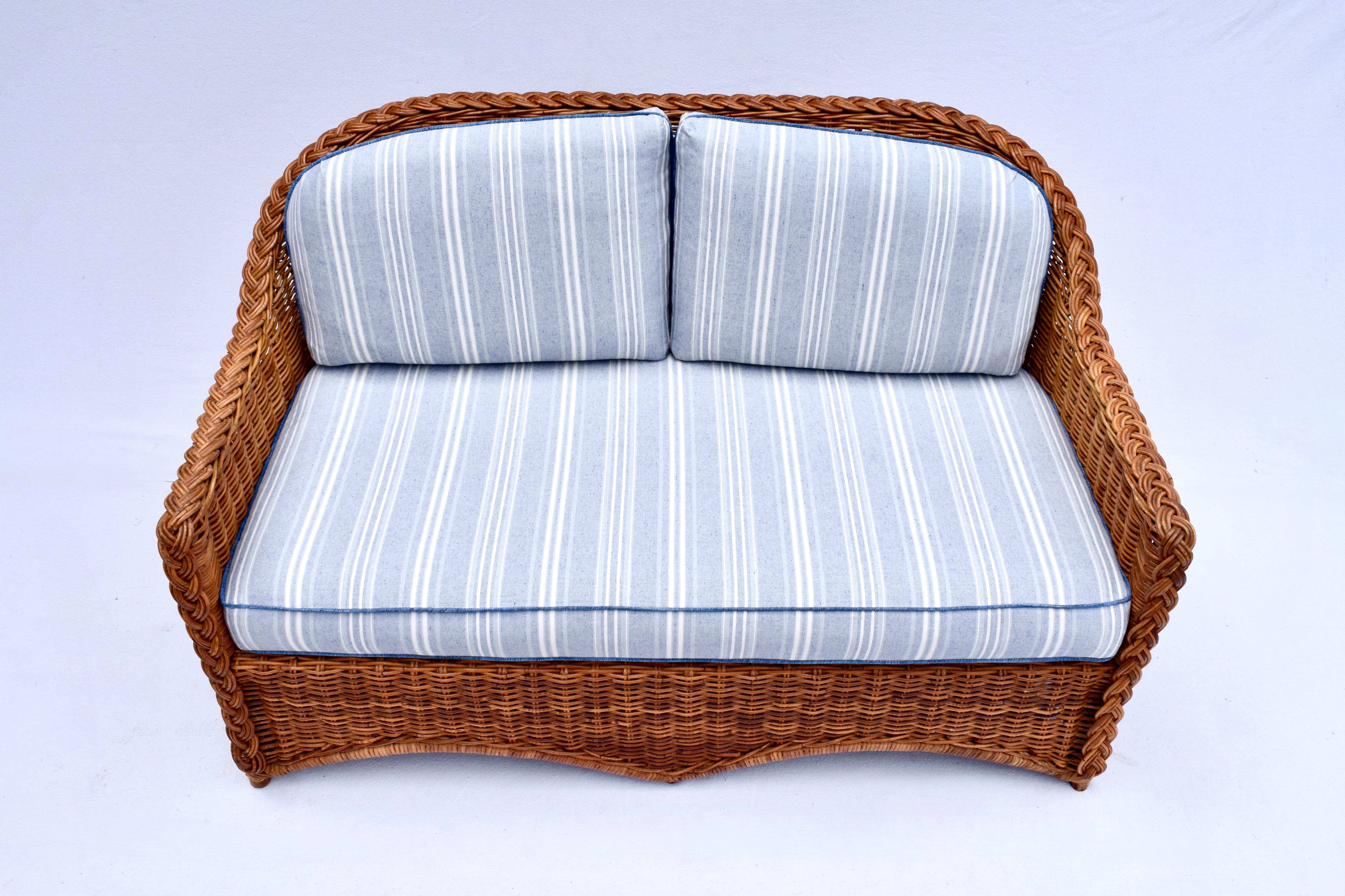 Una poltrona vintage in vimini intrecciato di Michael Taylor con nuovi cuscini personalizzati a righe bianche e blu.  Costruzione solida e di alta qualità, raramente vista nelle nuove marche di vimini. Altre dimensioni: seduta: 18