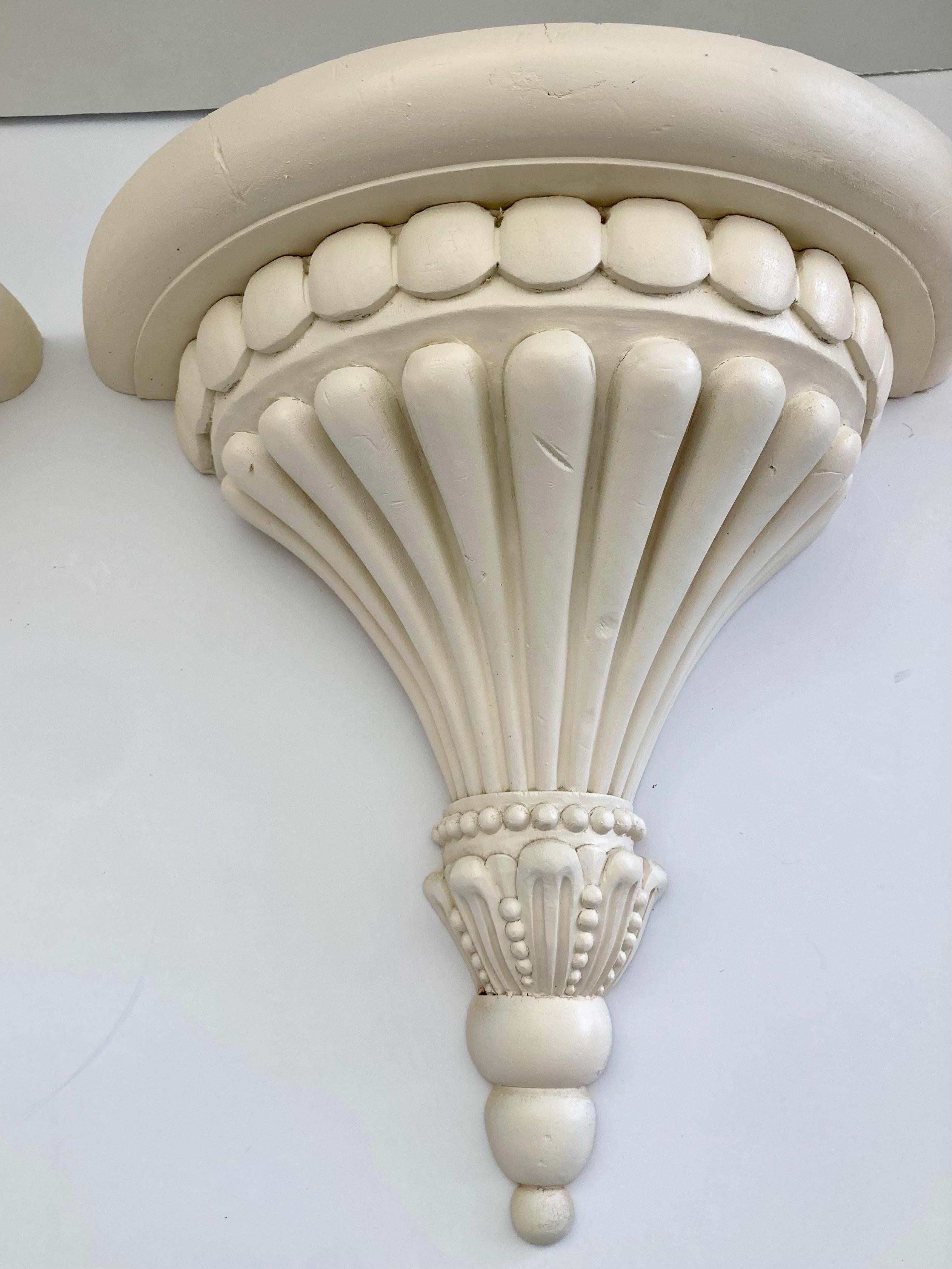 Paire de supports muraux en bois sculpté, finition ivoire satiné, Michael Taylor en vente 3