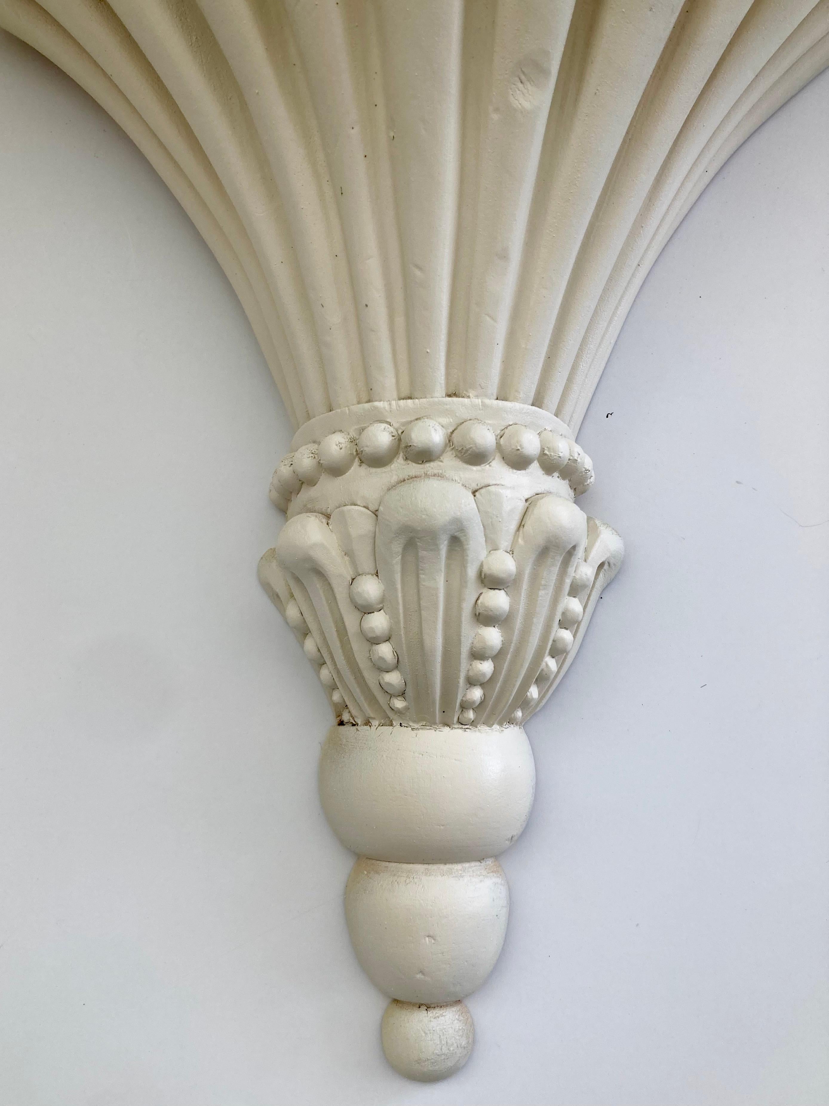 Paire de supports muraux en bois sculpté, finition ivoire satiné, Michael Taylor en vente 5