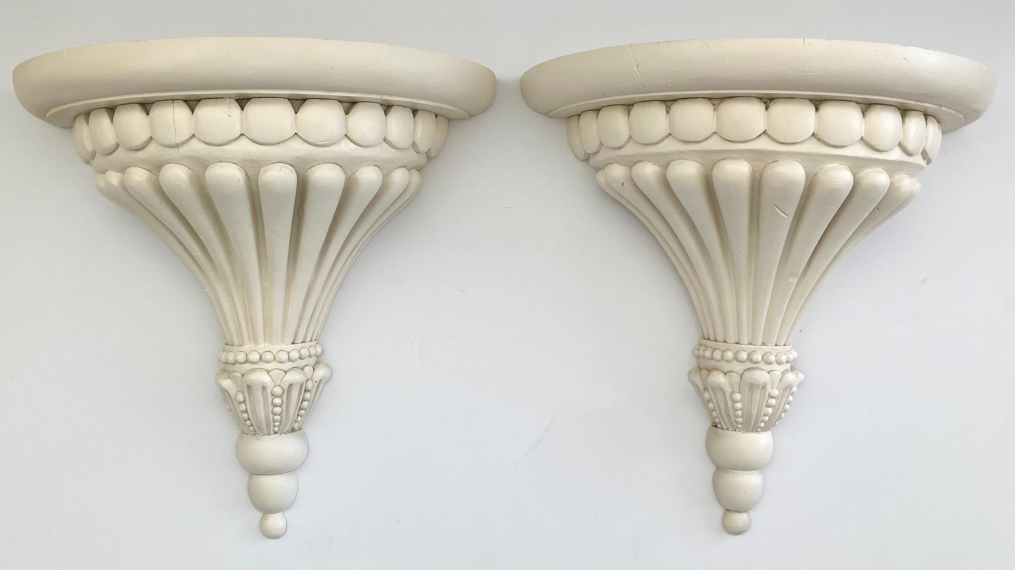 Supports muraux Michael Taylor en bois sculpté et peint dans une finition satinée ivoire. Ajoutez le style classique et chic de Michael Taylor à votre maison ou à votre projet d'aménagement.