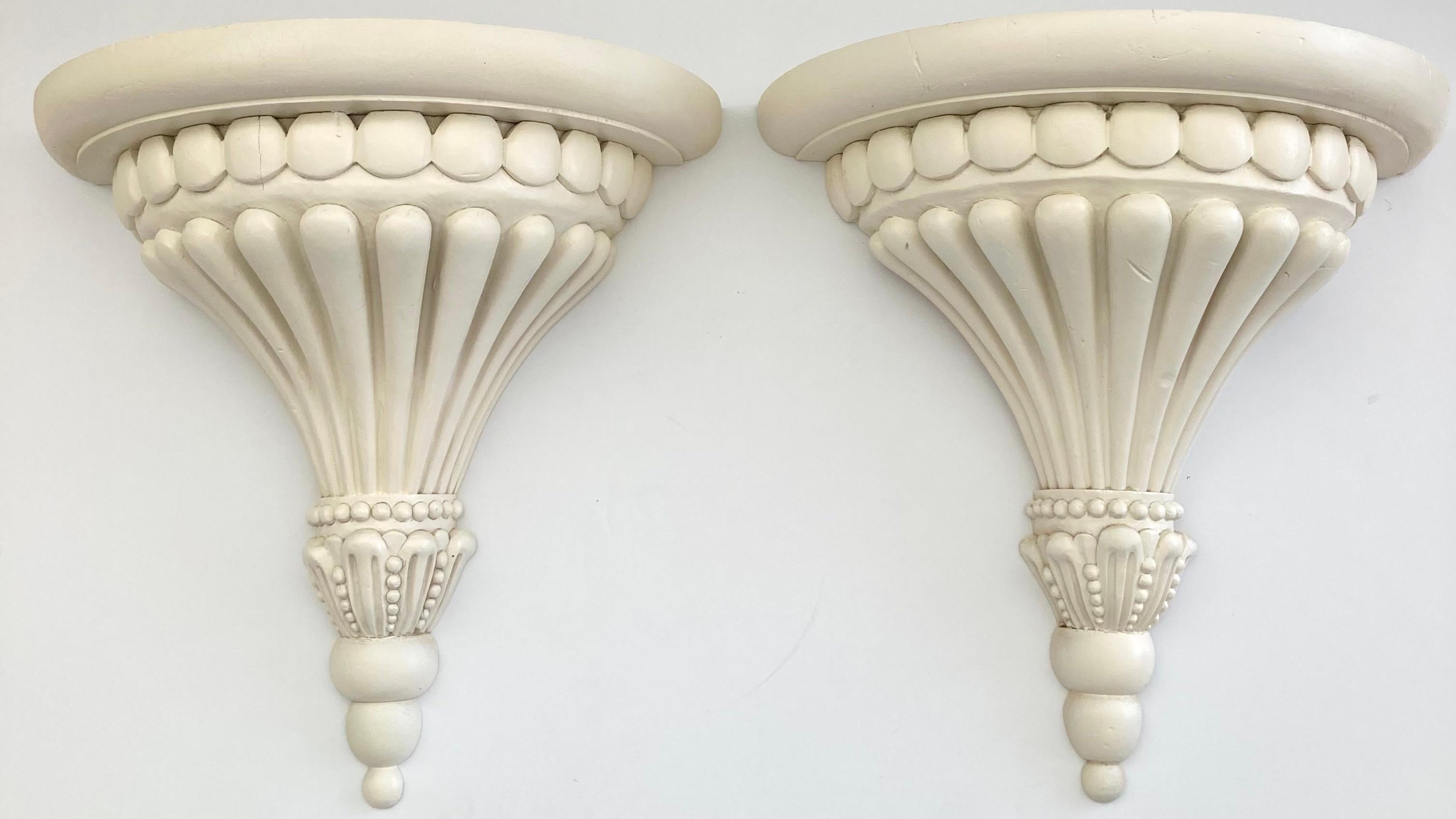 Autre Paire de supports muraux en bois sculpté, finition ivoire satiné, Michael Taylor en vente