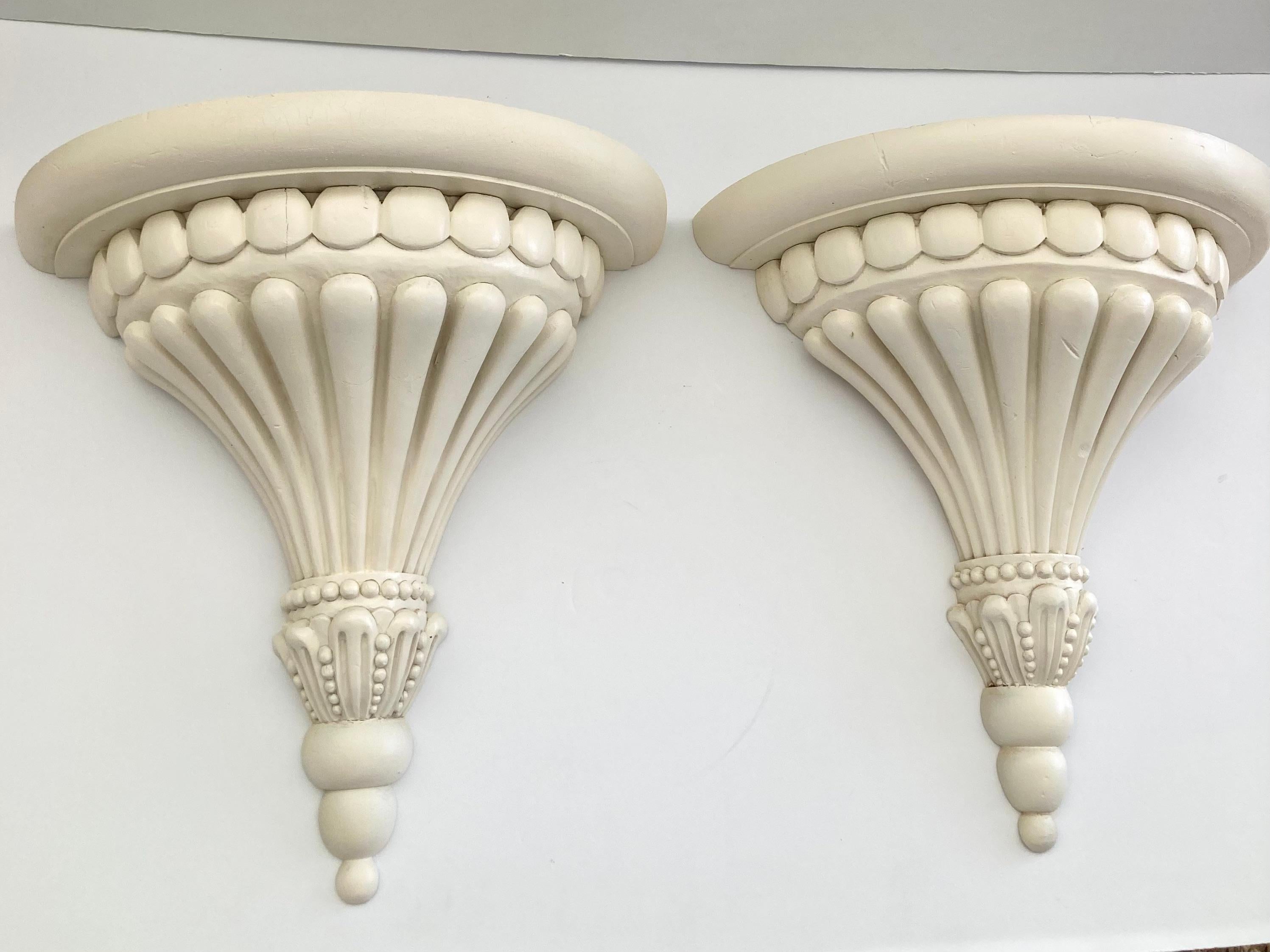 Américain Paire de supports muraux en bois sculpté, finition ivoire satiné, Michael Taylor en vente