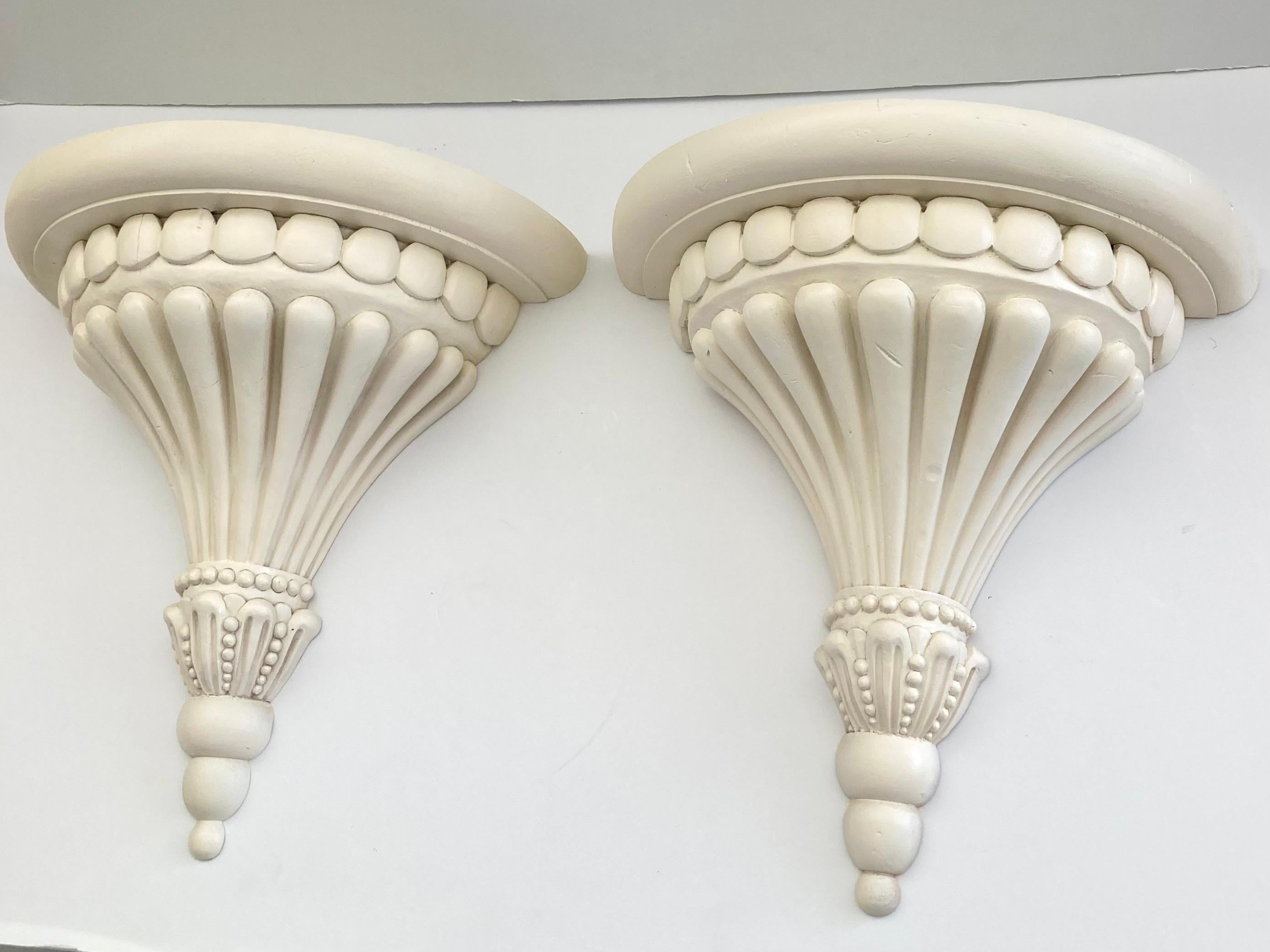 Paire de supports muraux en bois sculpté, finition ivoire satiné, Michael Taylor Bon état - En vente à Los Angeles, CA