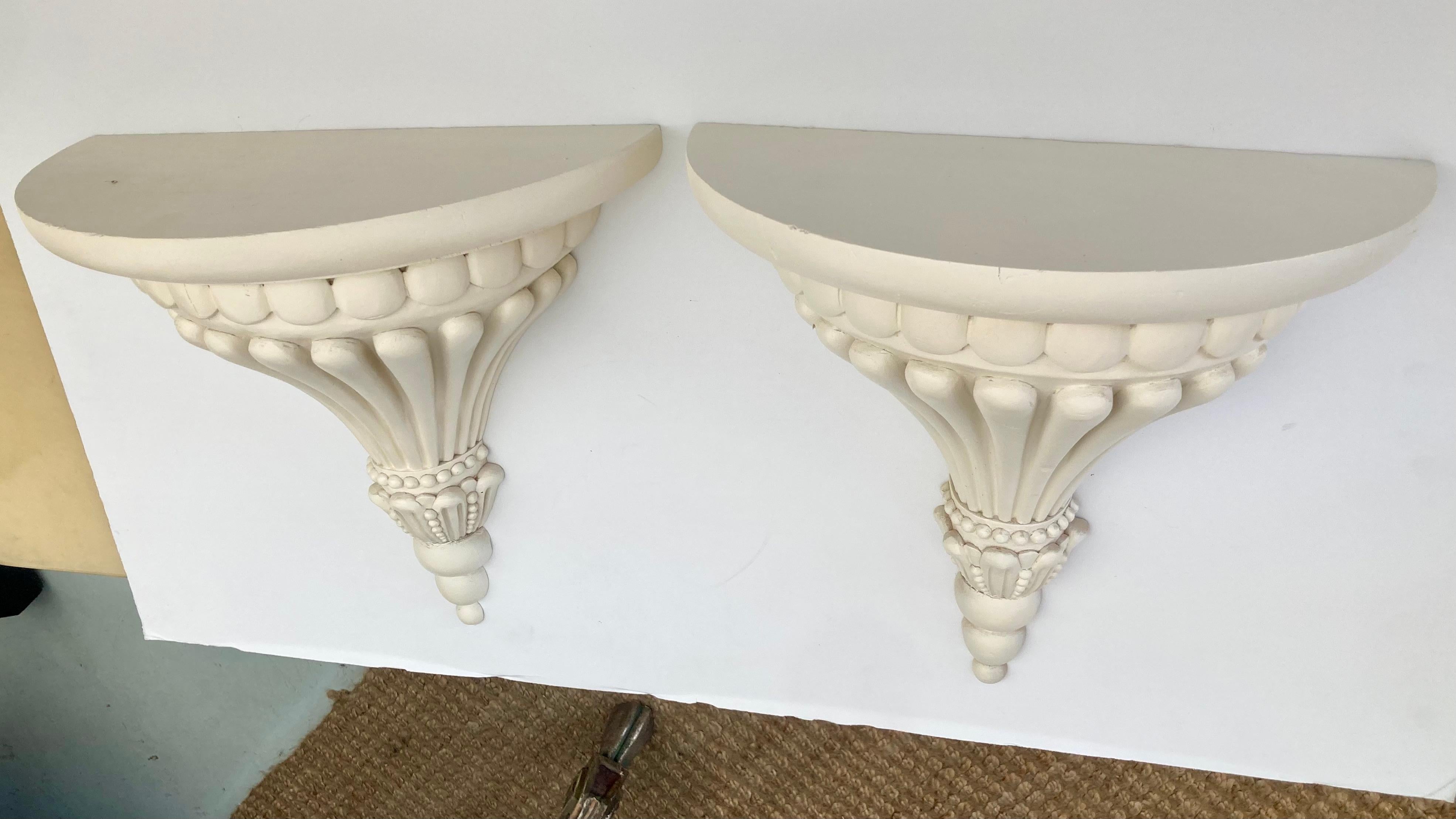 Fin du 20e siècle Paire de supports muraux en bois sculpté, finition ivoire satiné, Michael Taylor en vente