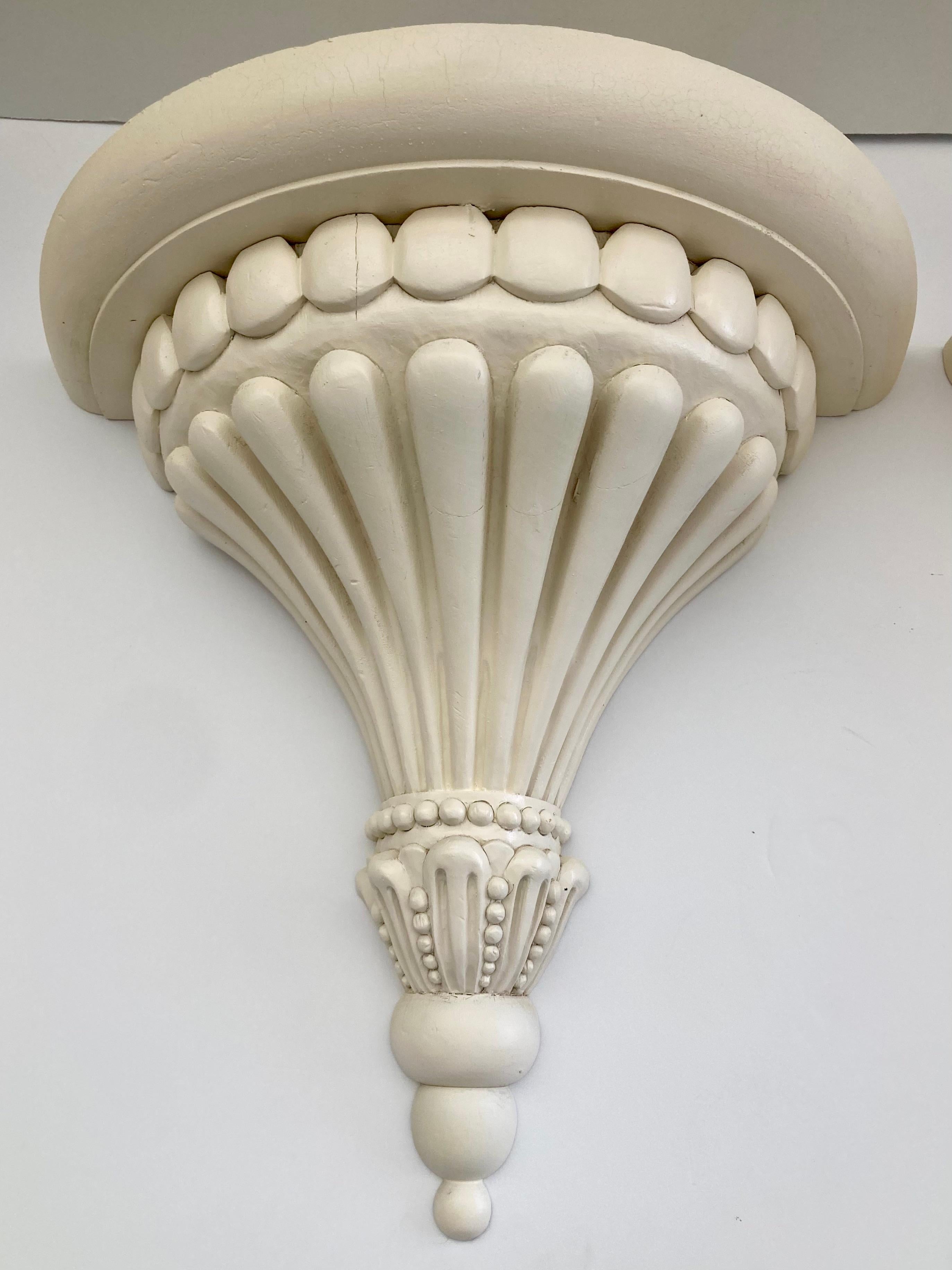 Bois Paire de supports muraux en bois sculpté, finition ivoire satiné, Michael Taylor en vente
