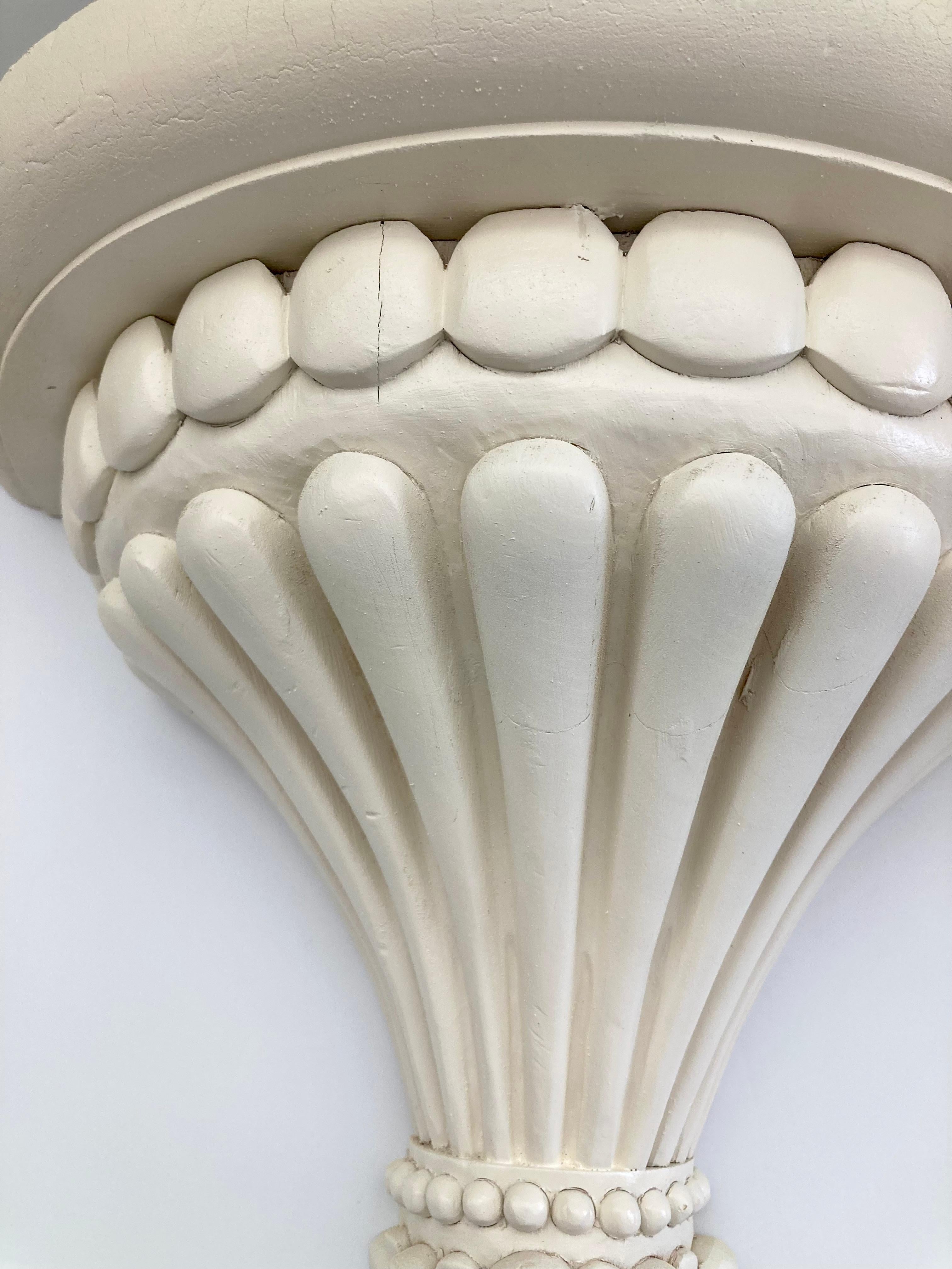 Paire de supports muraux en bois sculpté, finition ivoire satiné, Michael Taylor en vente 1