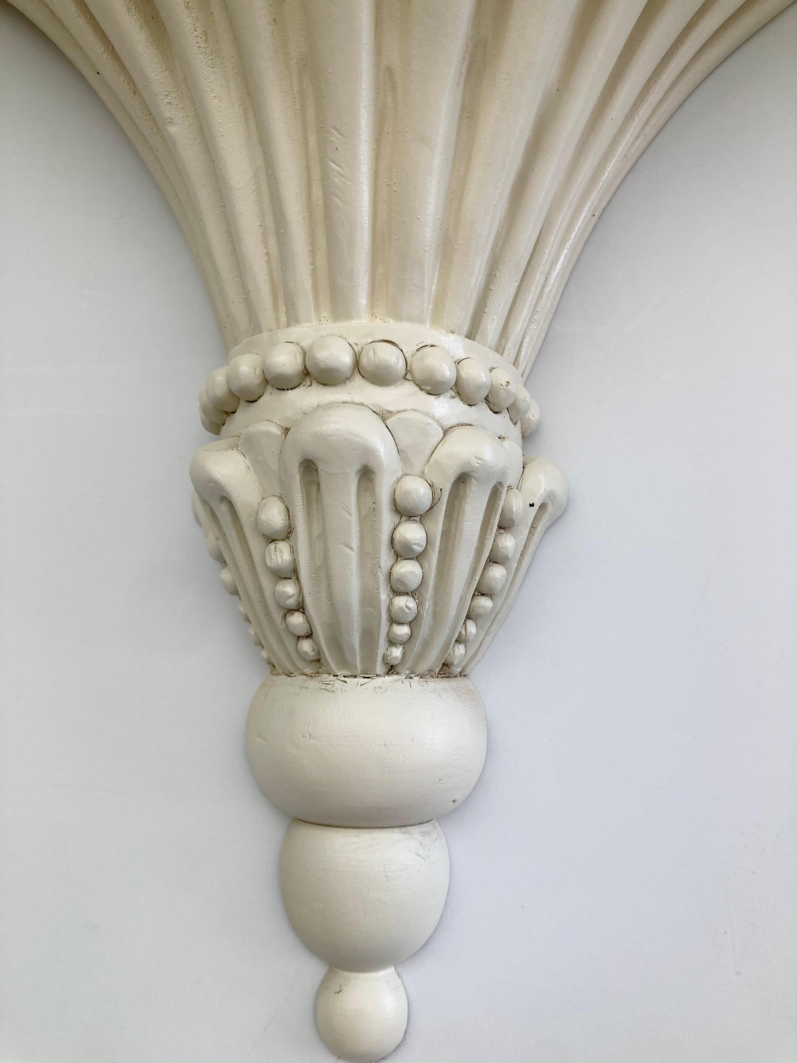 Paire de supports muraux en bois sculpté, finition ivoire satiné, Michael Taylor en vente 2