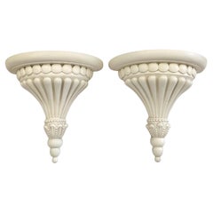 Paire de supports muraux en bois sculpté, finition ivoire satiné, Michael Taylor