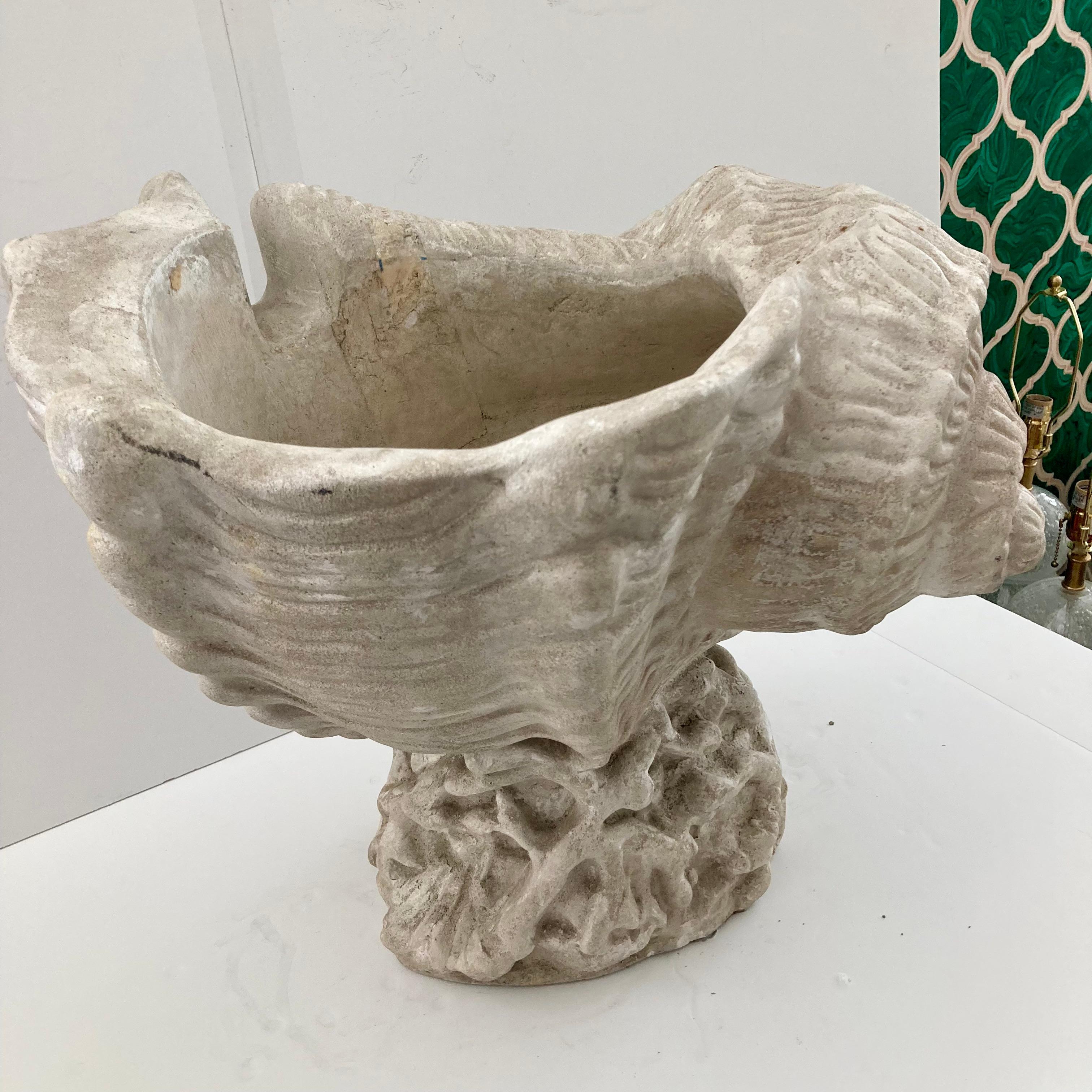 Michael Taylor Gegossene Muschelgrotten-Urne aus Stein im Angebot 5